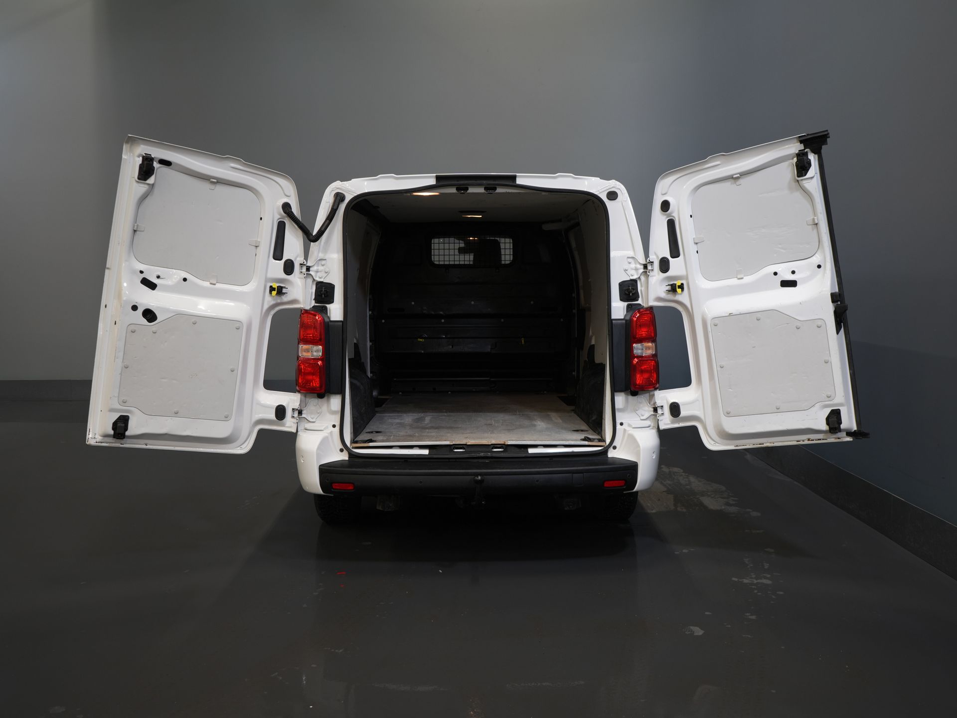 Toyota ProAce Worker Bestelbus 2.0 Aut. L2 Adapt.Cruise/ Headup/ Standkachel/ Stoelverw/ Keyless/ Carplay/ Navi/ Camera/ PDC/ LMV/ Climate/ Trekhaak