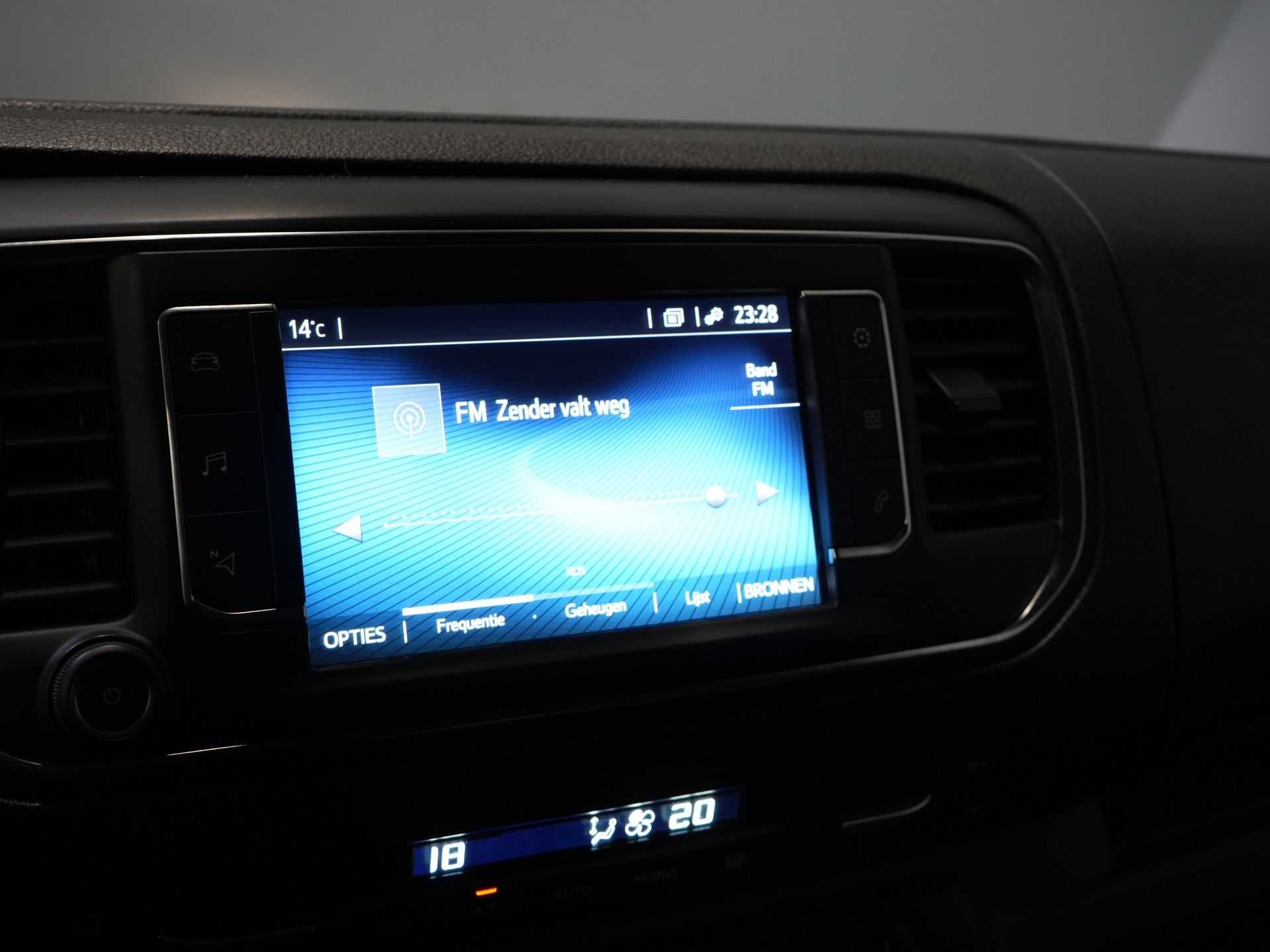 Toyota ProAce Worker Bestelbus 2.0 Aut. L2 Adapt.Cruise/ Headup/ Standkachel/ Stoelverw/ Keyless/ Carplay/ Navi/ Camera/ PDC/ LMV/ Climate/ Trekhaak