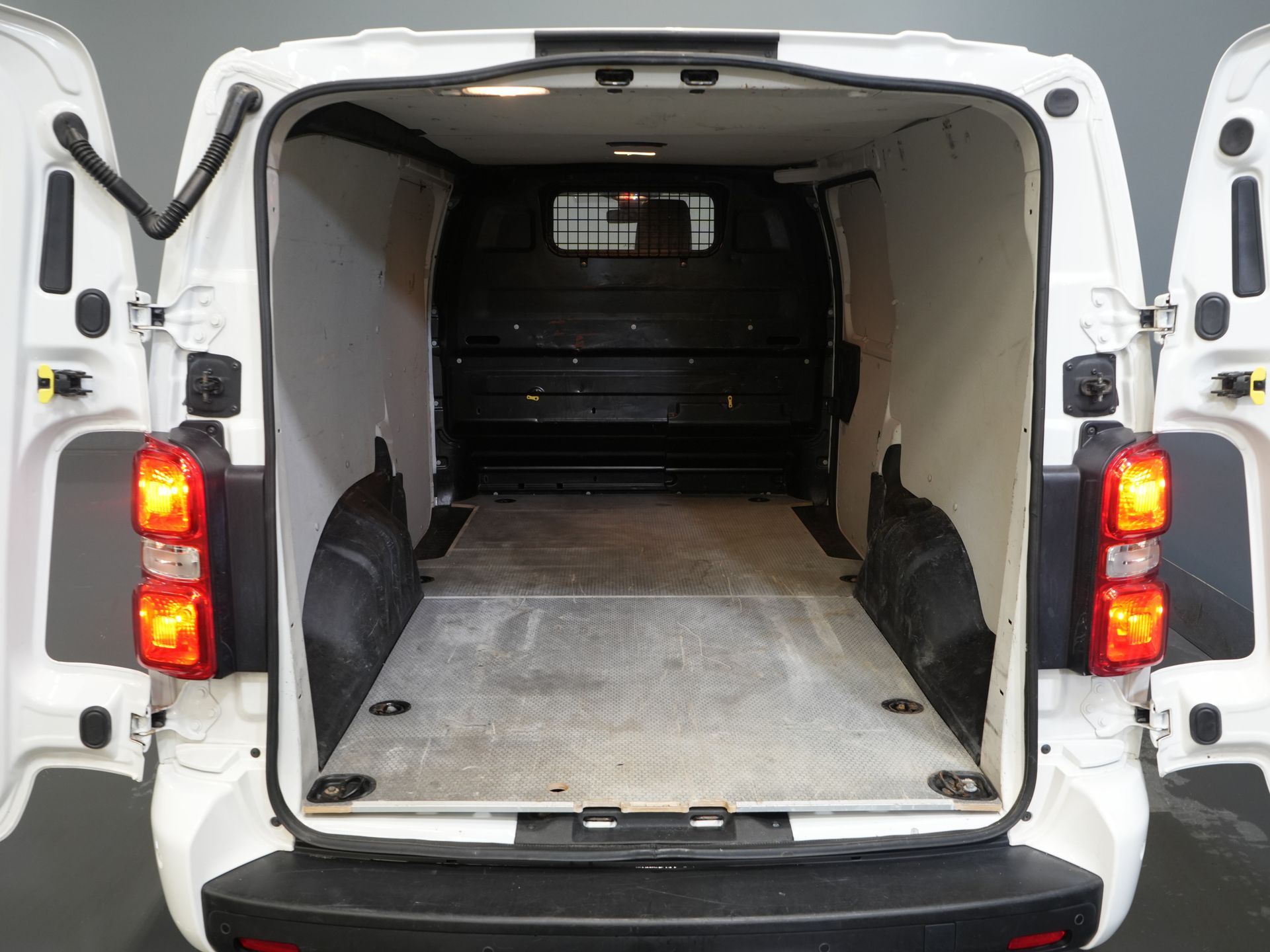 Toyota ProAce Worker Bestelbus 2.0 Aut. L2 Adapt.Cruise/ Headup/ Standkachel/ Stoelverw/ Keyless/ Carplay/ Navi/ Camera/ PDC/ LMV/ Climate/ Trekhaak