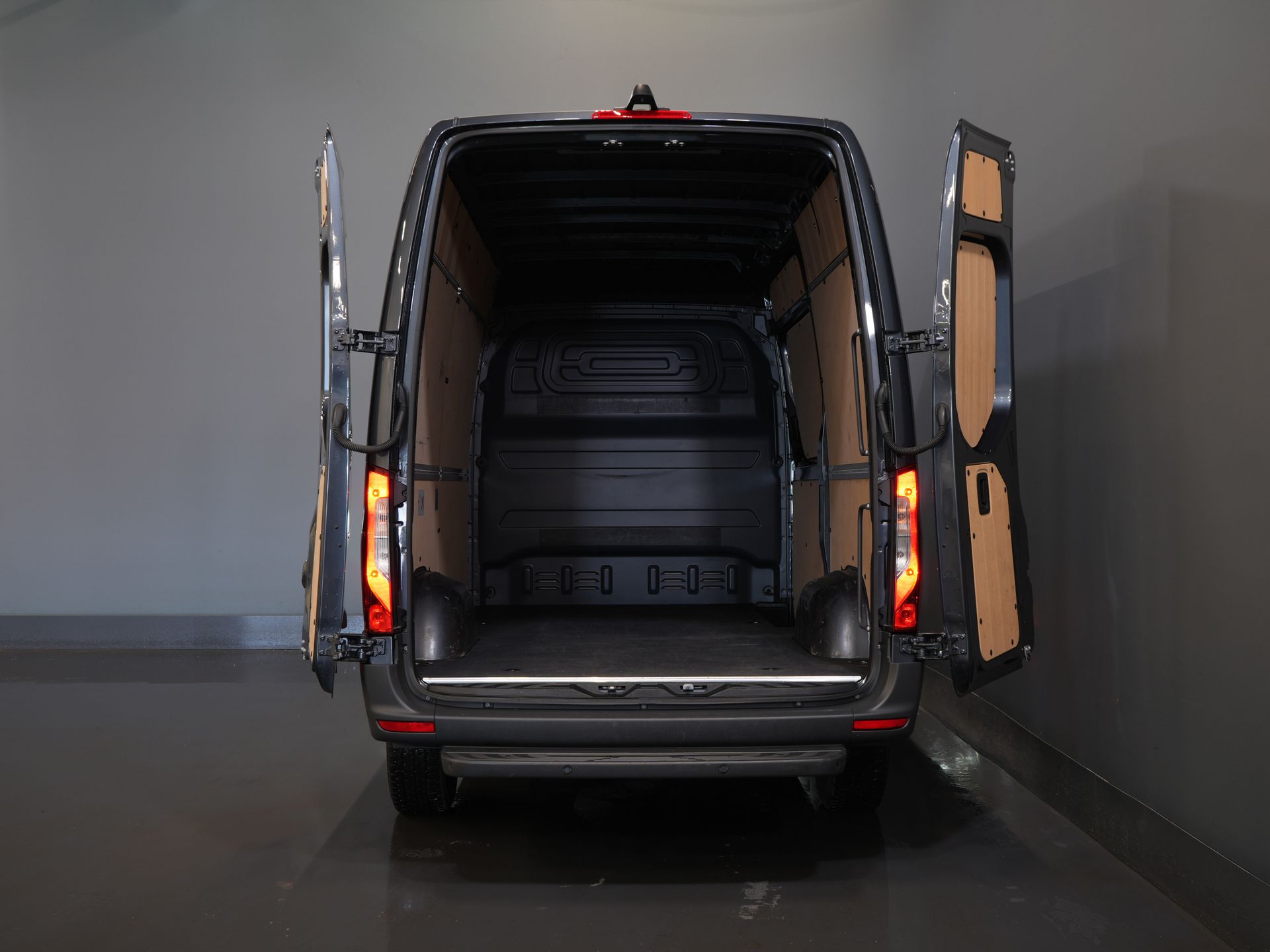 Mercedes-Benz Sprinter Van 317 CDI авт. L2H2 LED/ Сидіння тверд./ Гев.стілець/ 270гр.доп.обладнання/ Навігатор/ Камера/ PDC/ Круїз/ Airco