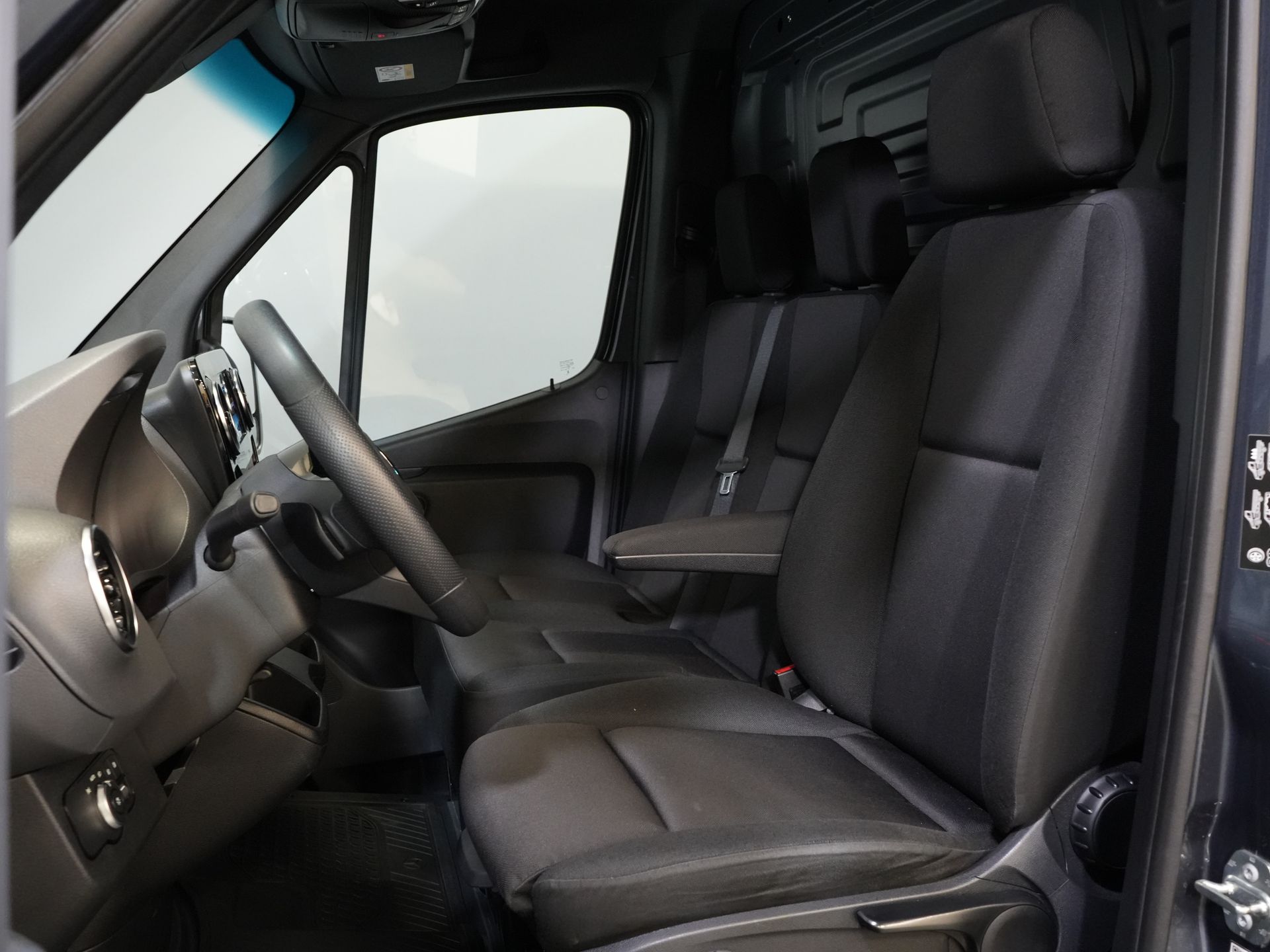 Mercedes-Benz Sprinter Van 317 CDI авт. L2H2 LED/ Сидіння тверд./ Гев.стілець/ 270гр.доп.обладнання/ Навігатор/ Камера/ PDC/ Круїз/ Airco
