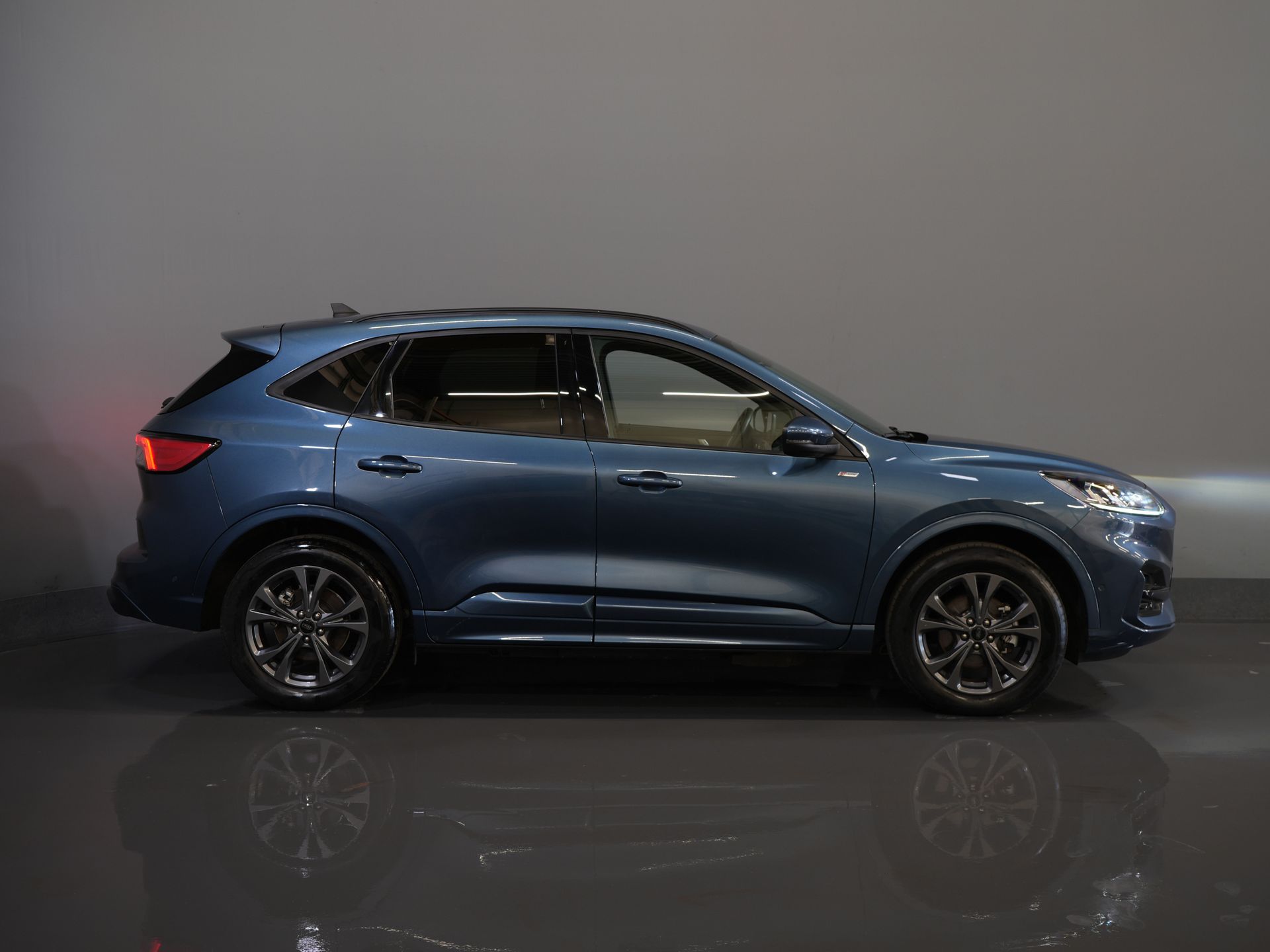Ford Kuga SUV 2.5 PHEV 225 pk ST-Line LED/ Head-Up/ Adapt.cruise/ Standkachel/ Keyless/ Elek.klep/ Stoelverw/ Stuurverw./ Carplay/ Navi/ Clima