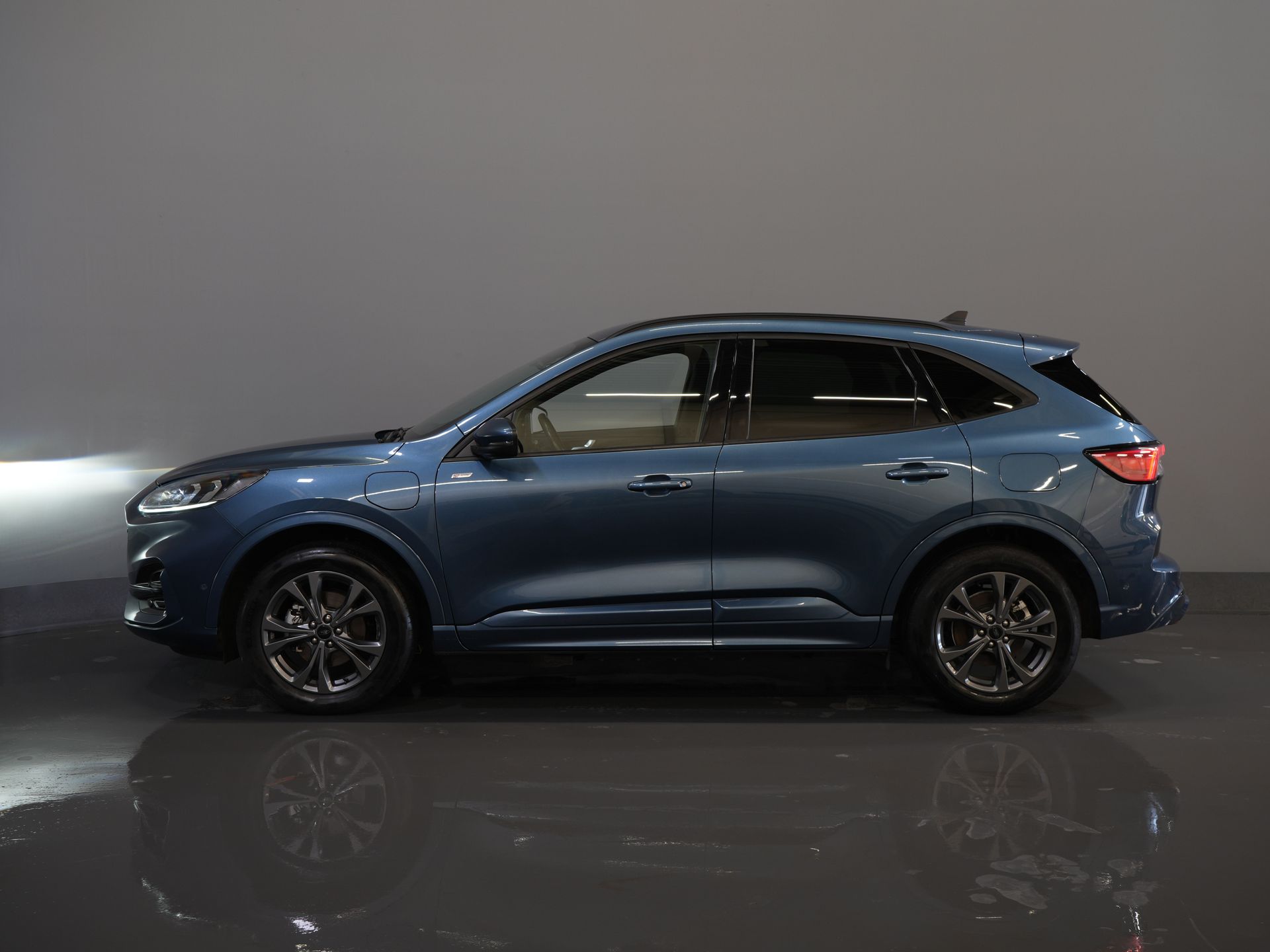 Ford Kuga SUV 2.5 PHEV 225 pk ST-Line LED/ Head-Up/ Adapt.cruise/ Standkachel/ Keyless/ Elek.klep/ Stoelverw/ Stuurverw./ Carplay/ Navi/ Clima