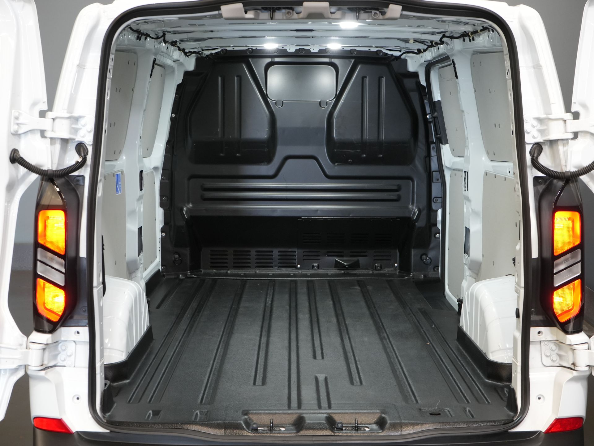 Ford Transit Custom Bestelbus 2.0 TDCI 136 pk L2 Trend LED/ Carplay/ Camera/ Climate/ PDC/ Cruise