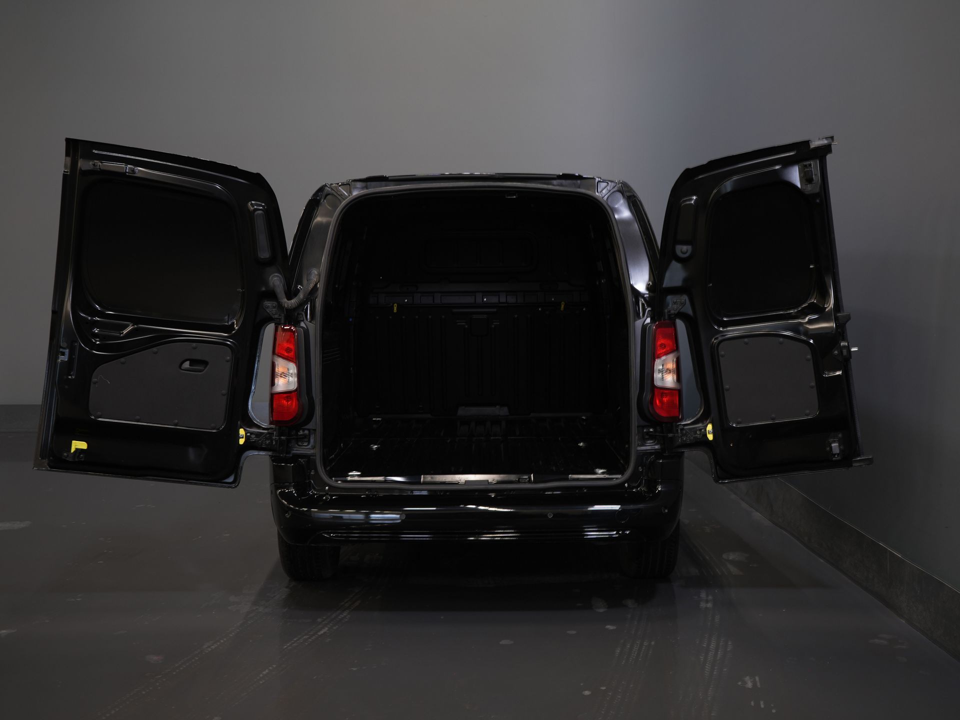 Citroën E-Berlingo Furgón 50 kWh 335 km WLTP L2 2x Puerta corredera/ Cargador rápido/ 3 Pers./ Llave/ Adapt.Cruise/ Navi/ Carplay/ Cámara/ LMV/ PDC/ Airco