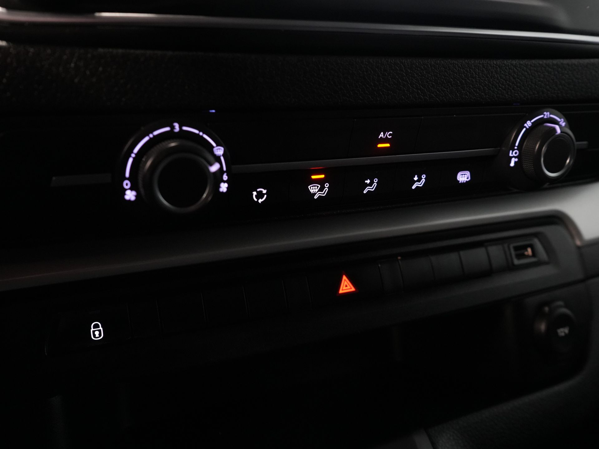 Opel Vivaro Van 2.0 CDTI 125 PS DC Doppelkabine Carplay/ 6 Pers./ Cruise/ Kamera/ PDC V+A/ Anhängerkupplung/ NL Auto