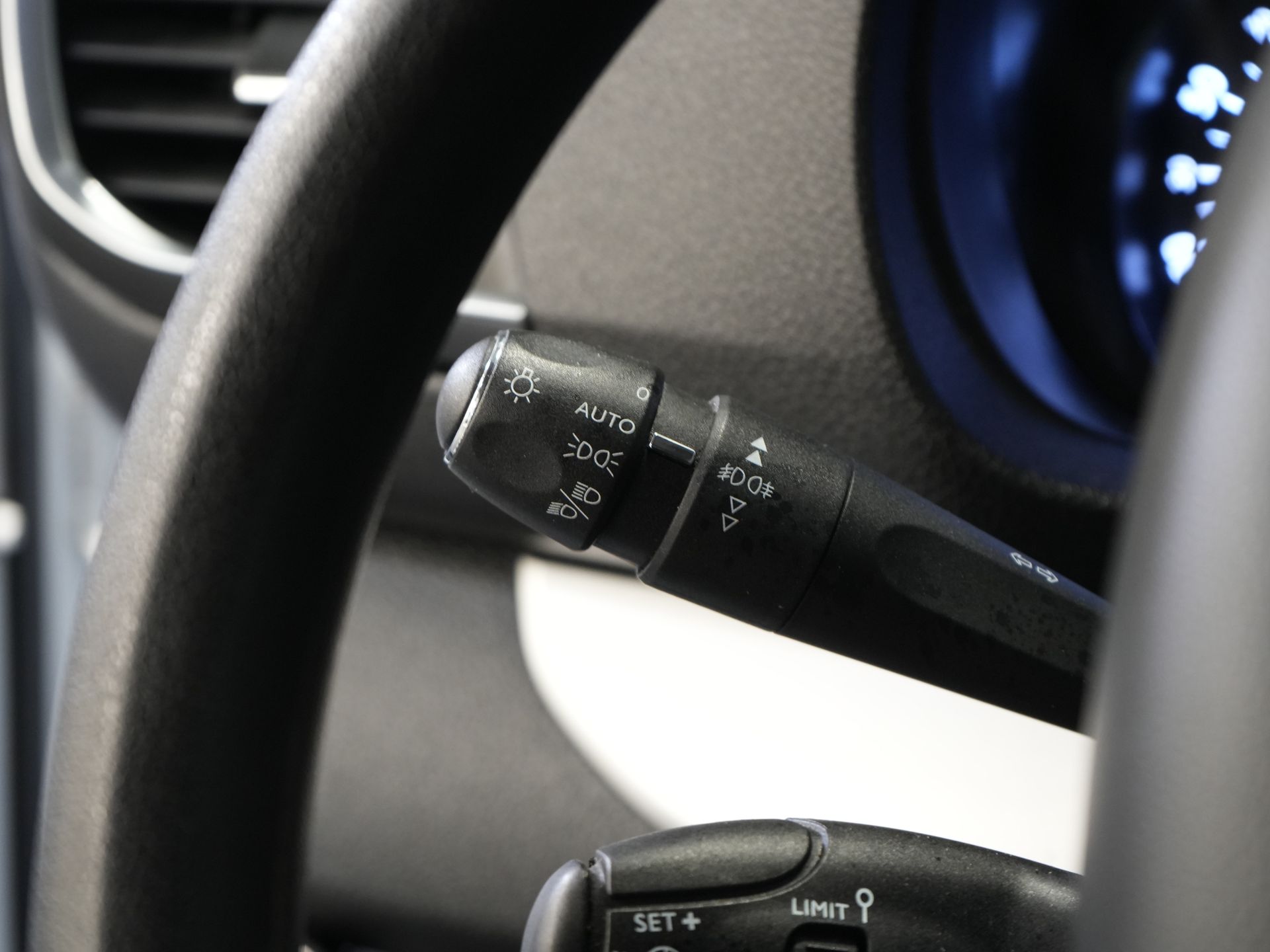 Opel Vivaro Van 2.0 CDTI 125 PS DC Doppelkabine Carplay/ 6 Pers./ Cruise/ Kamera/ PDC V+A/ Anhängerkupplung/ NL Auto