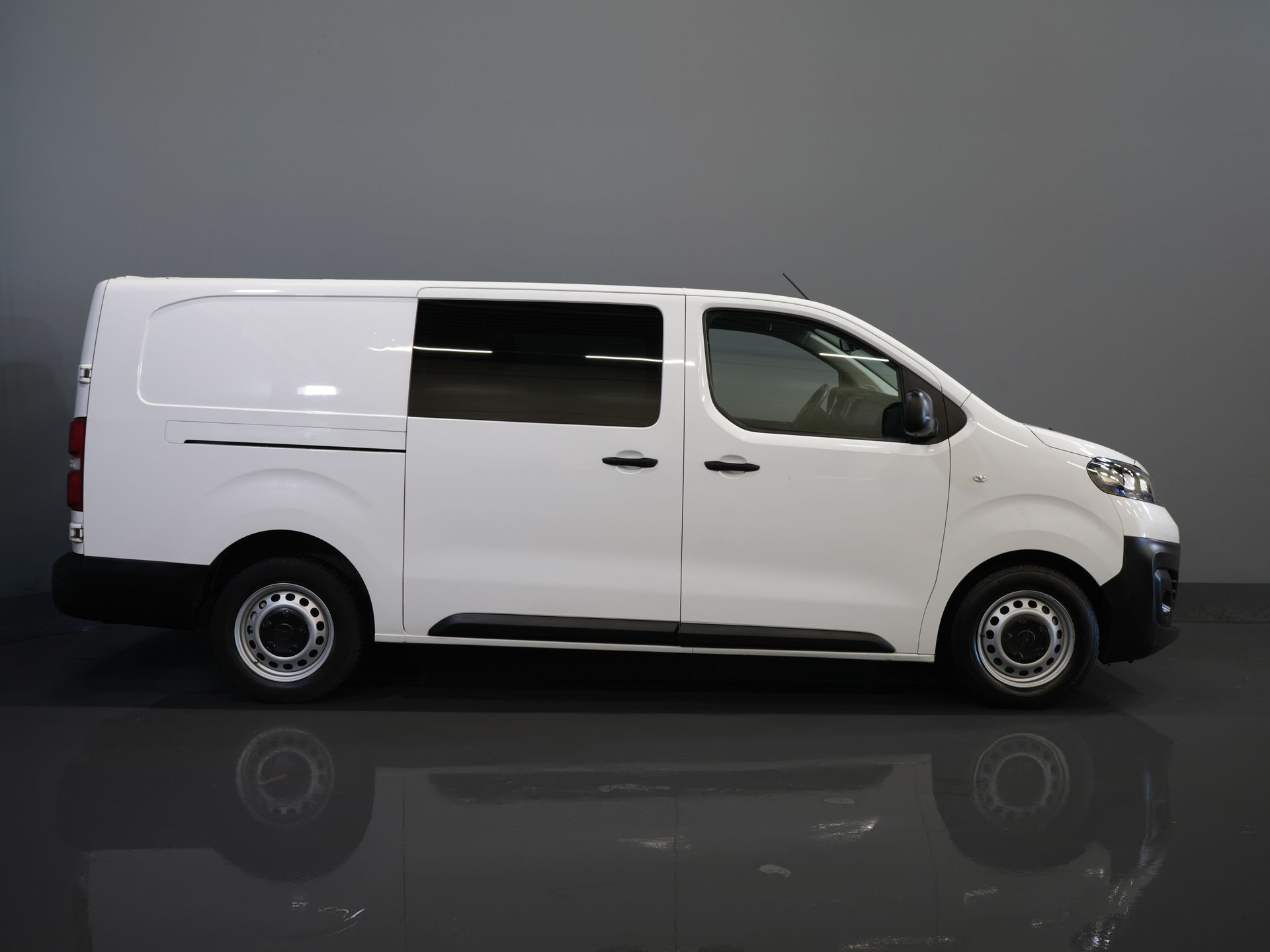 Opel Vivaro Van 2.0 CDTI 125 PS DC Doppelkabine Carplay/ 6 Pers./ Cruise/ Kamera/ PDC V+A/ Anhängerkupplung/ NL Auto