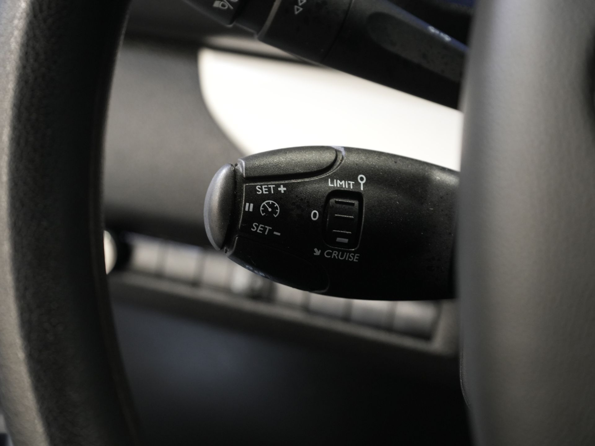 Opel Vivaro Van 2.0 CDTI 125 PS DC Doppelkabine Carplay/ 6 Pers./ Cruise/ Kamera/ PDC V+A/ Anhängerkupplung/ NL Auto