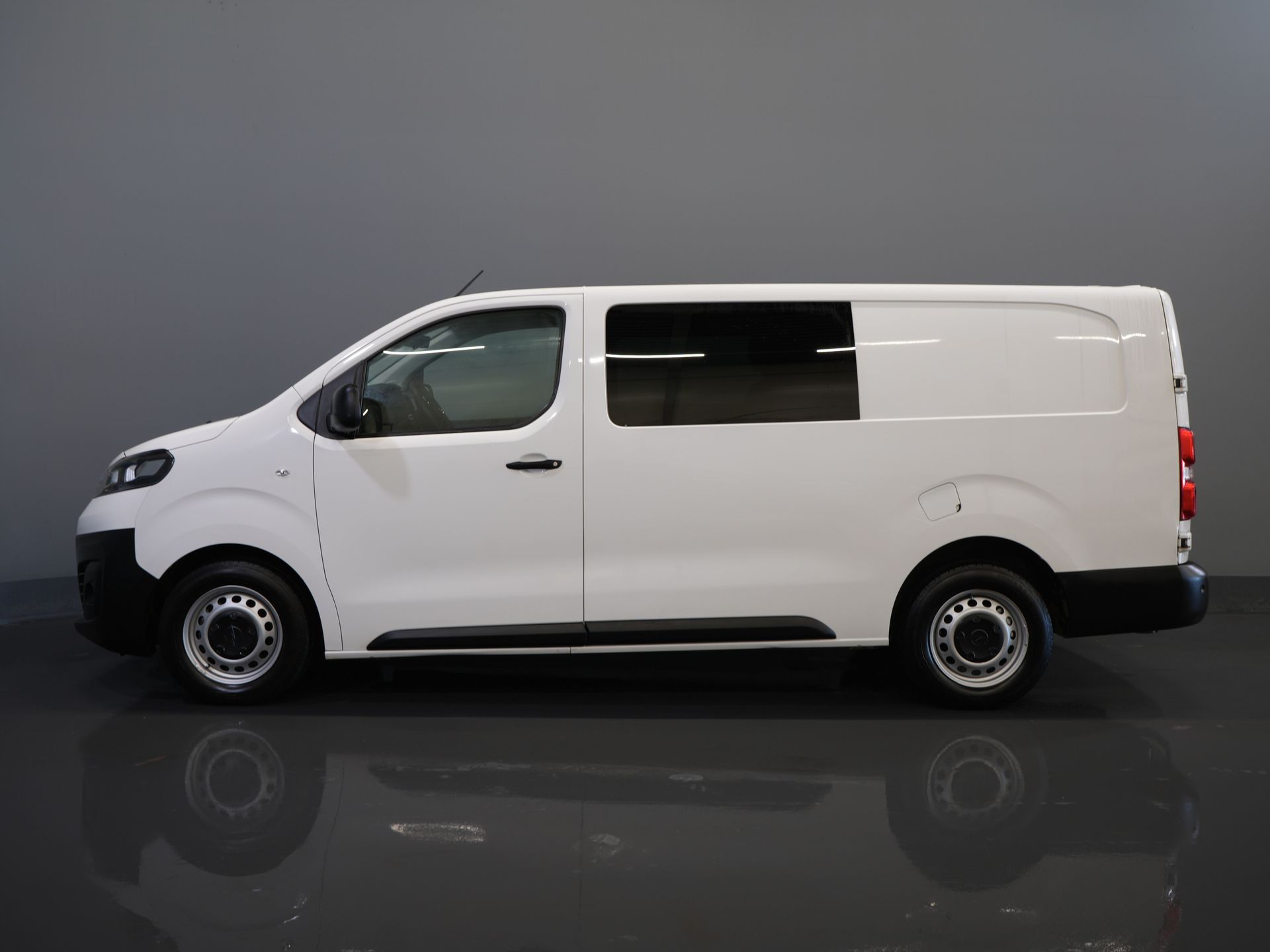 Opel Vivaro Van 2.0 CDTI 125 PS DC Doppelkabine Carplay/ 6 Pers./ Cruise/ Kamera/ PDC V+A/ Anhängerkupplung/ NL Auto