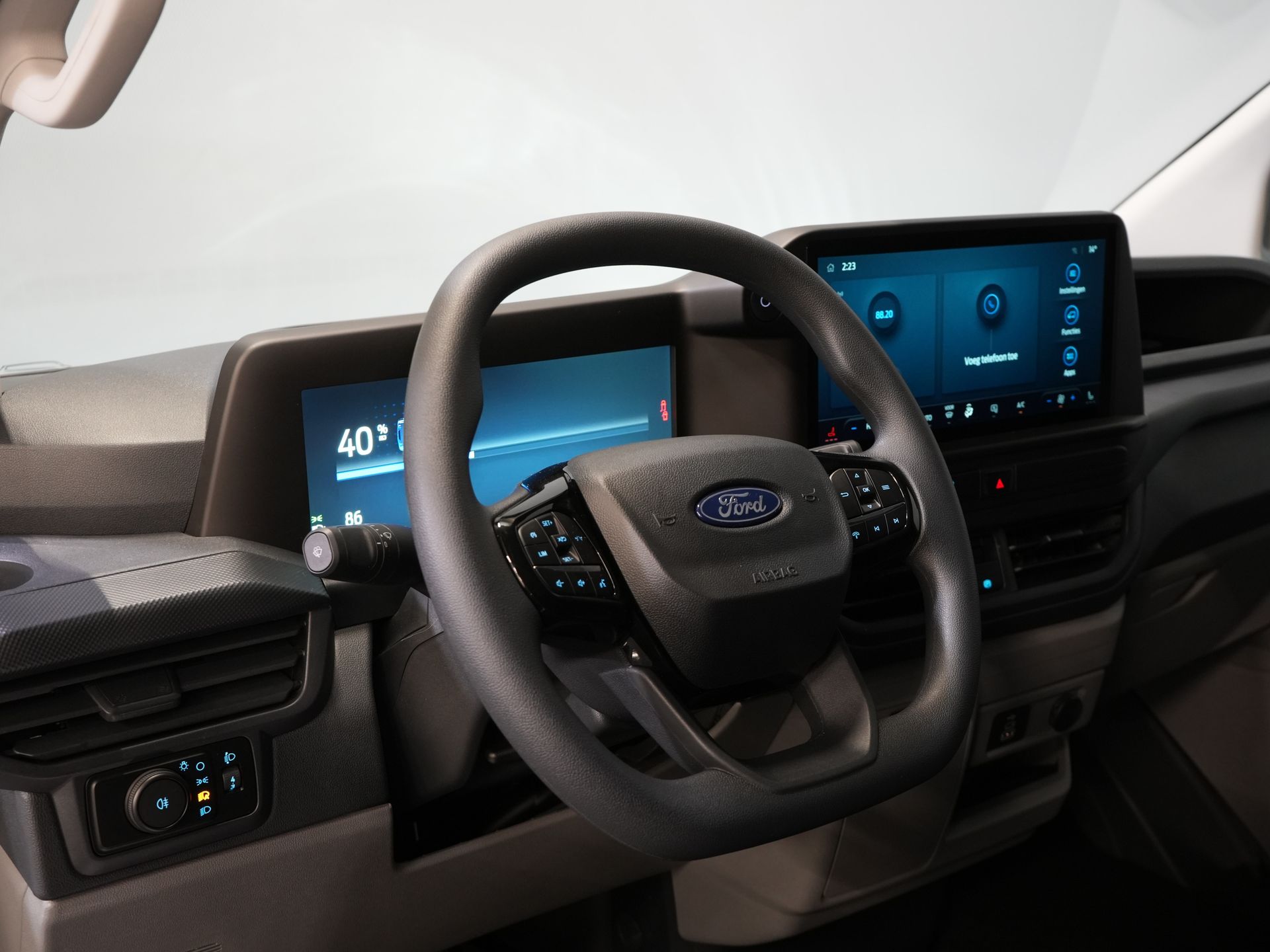 Ford E-Transit Custom Furgoneta 320 Trend 65 kWh 330 km WLTP LED/ Încărcător rapid/ 2,3 t Capacitate de remorcare/ Scaune încălzite/ Carplay/ Climatizare/ Cameră/ PDC/ Cruise control