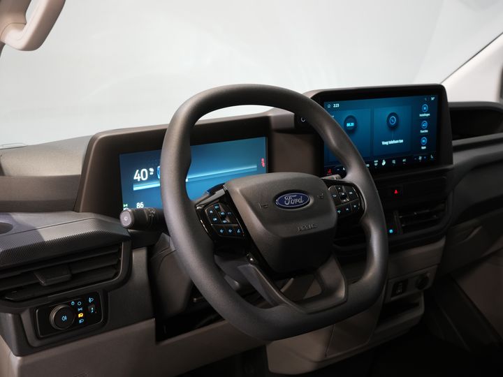 Ford E-Transit Custom Furgoneta 320 Trend 65 kWh 330 km WLTP LED/ Încărcător rapid/ 2,3 t Capacitate de remorcare/ Scaune încălzite/ Carplay/ Climatizare/ Cameră/ PDC/ Cruise control
