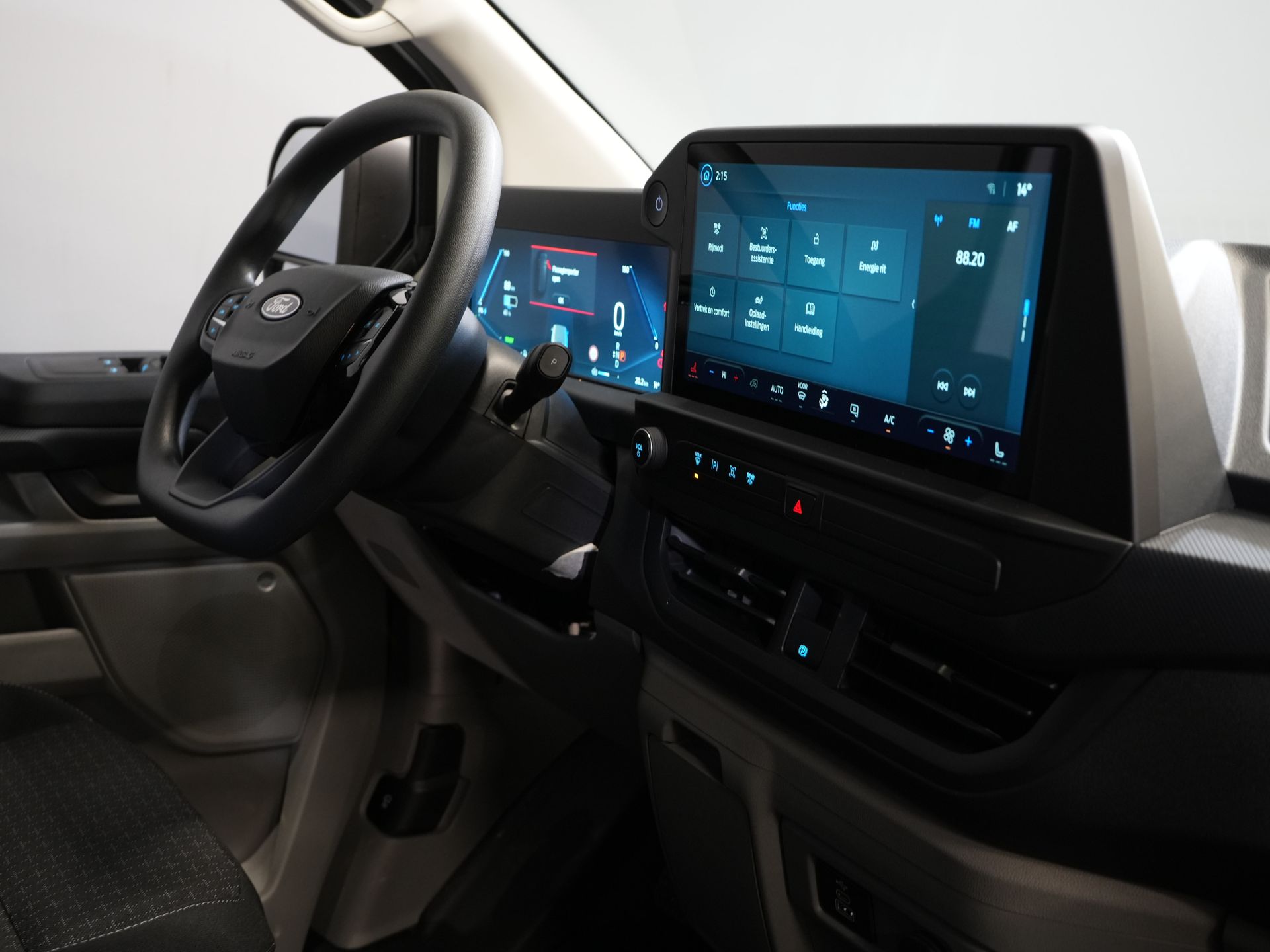 Ford E-Transit Custom Furgoneta 320 Trend 65 kWh 330 km WLTP LED/ Încărcător rapid/ 2,3 t Capacitate de remorcare/ Scaune încălzite/ Carplay/ Climatizare/ Cameră/ PDC/ Cruise control