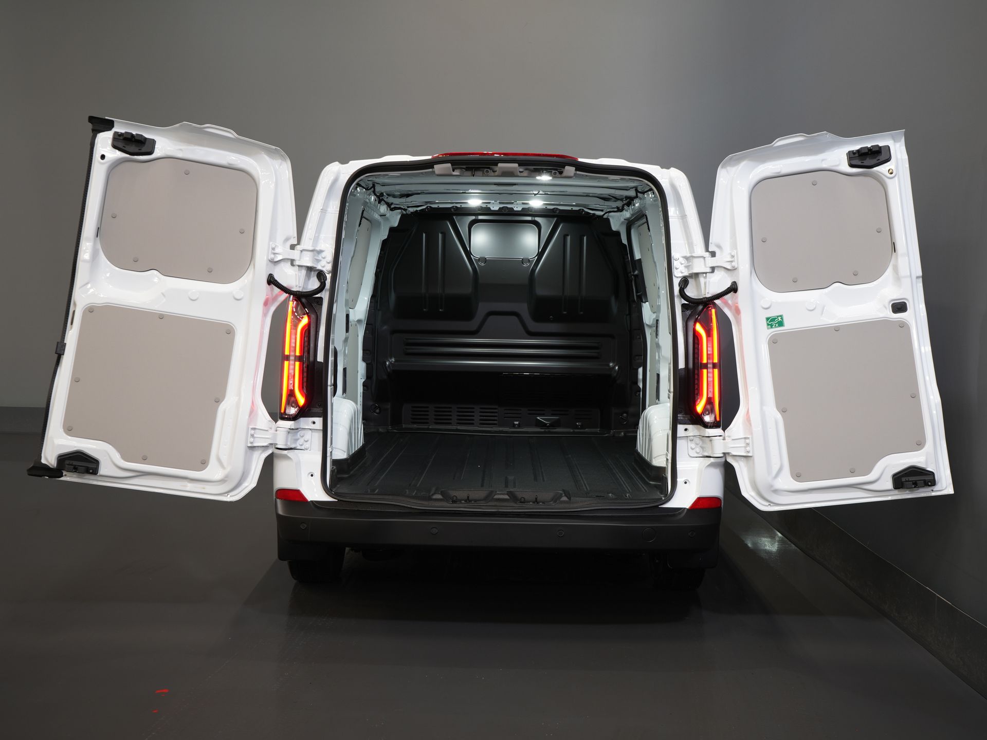 Ford E-Transit Custom Furgoneta 320 Trend 65 kWh 330 km WLTP LED/ Încărcător rapid/ 2,3 t Capacitate de remorcare/ Scaune încălzite/ Carplay/ Climatizare/ Cameră/ PDC/ Cruise control