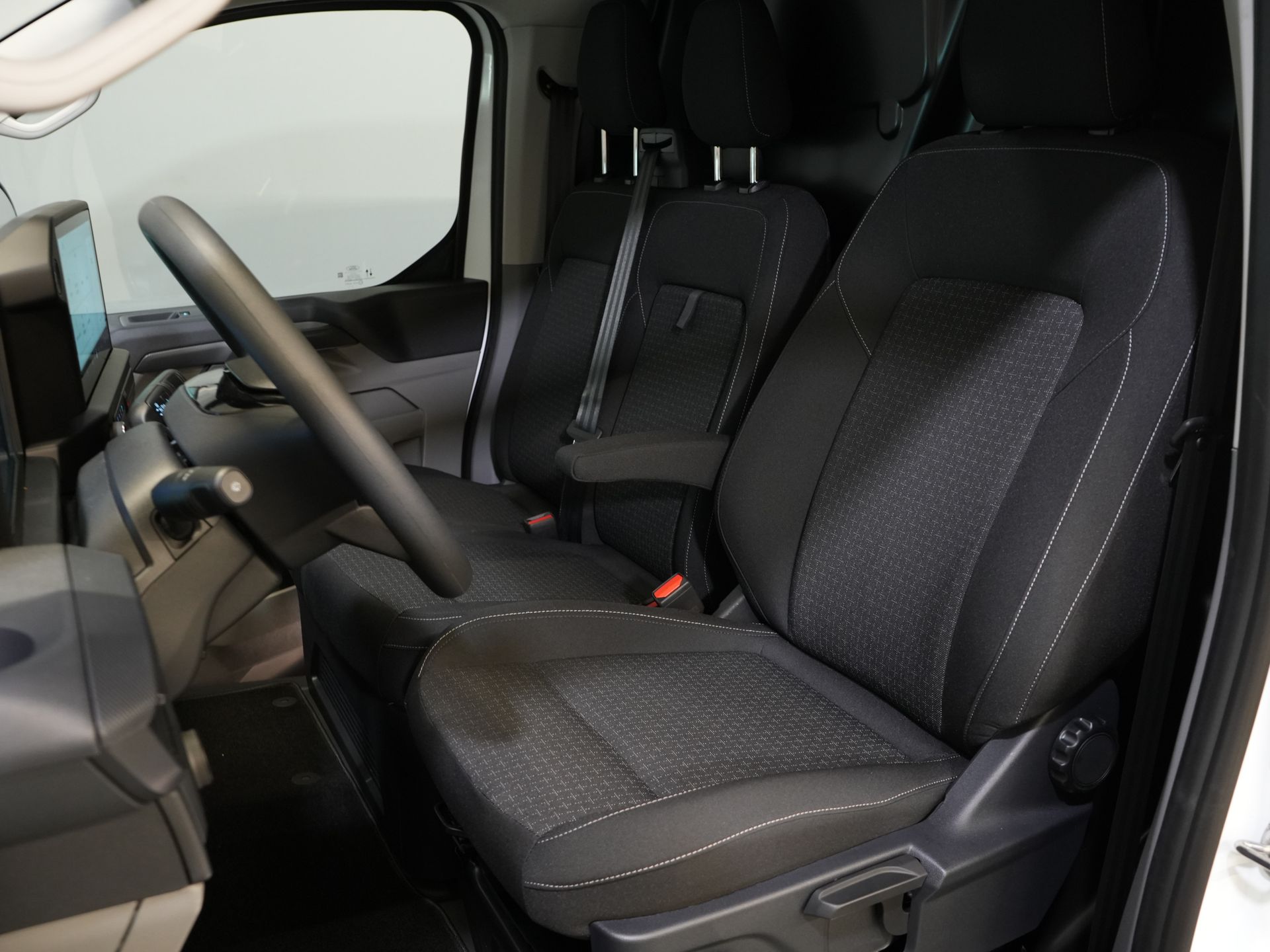 Ford E-Transit Custom Furgoneta 320 Trend 65 kWh 330 km WLTP LED/ Încărcător rapid/ 2,3 t Capacitate de remorcare/ Scaune încălzite/ Carplay/ Climatizare/ Cameră/ PDC/ Cruise control