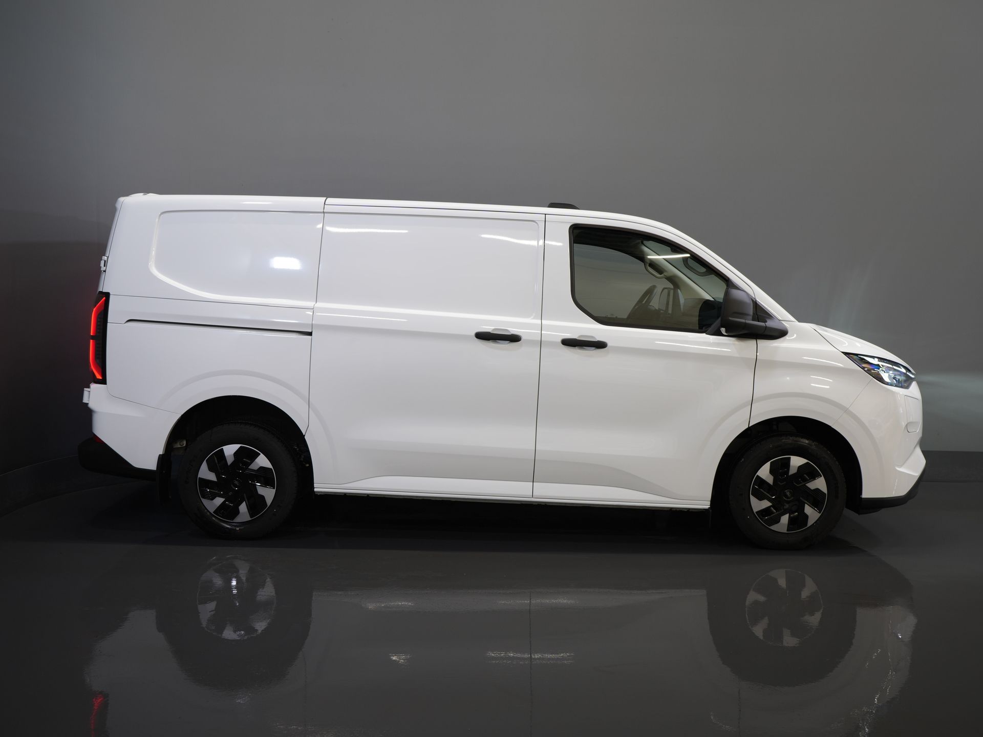 Ford E-Transit Custom Furgoneta 320 Trend 65 kWh 330 km WLTP LED/ Încărcător rapid/ 2,3 t Capacitate de remorcare/ Scaune încălzite/ Carplay/ Climatizare/ Cameră/ PDC/ Cruise control