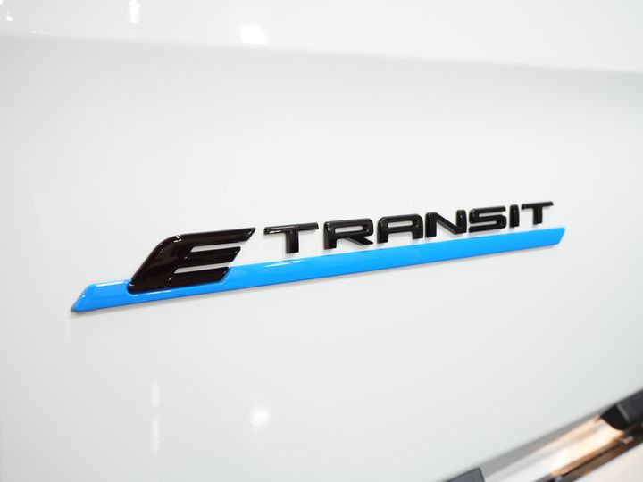 Ford E-Transit Custom Furgoneta 320 Trend 65 kWh 330 km WLTP LED/ Încărcător rapid/ 2,3 t Capacitate de remorcare/ Scaune încălzite/ Carplay/ Climatizare/ Cameră/ PDC/ Cruise control