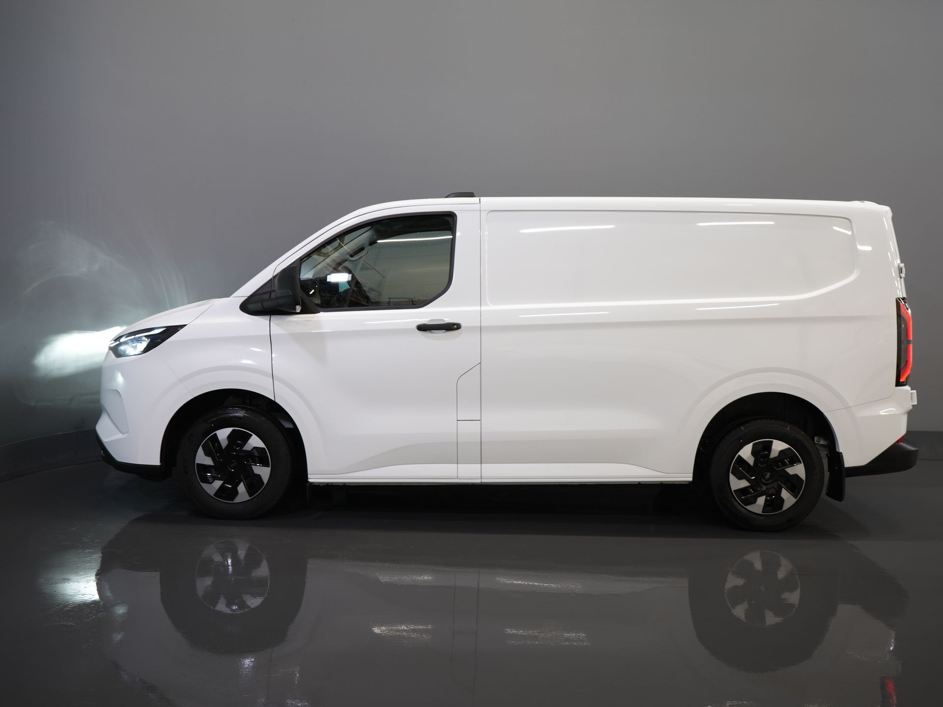 Ford E-Transit Custom Furgoneta 320 Trend 65 kWh 330 km WLTP LED/ Încărcător rapid/ 2,3 t Capacitate de remorcare/ Scaune încălzite/ Carplay/ Climatizare/ Cameră/ PDC/ Cruise control