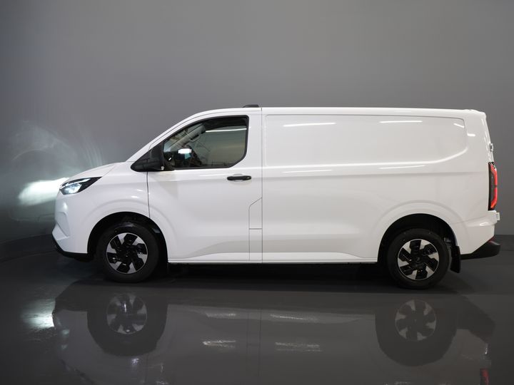 Ford E-Transit Custom Furgoneta 320 Trend 65 kWh 330 km WLTP LED/ Încărcător rapid/ 2,3 t Capacitate de remorcare/ Scaune încălzite/ Carplay/ Climatizare/ Cameră/ PDC/ Cruise control