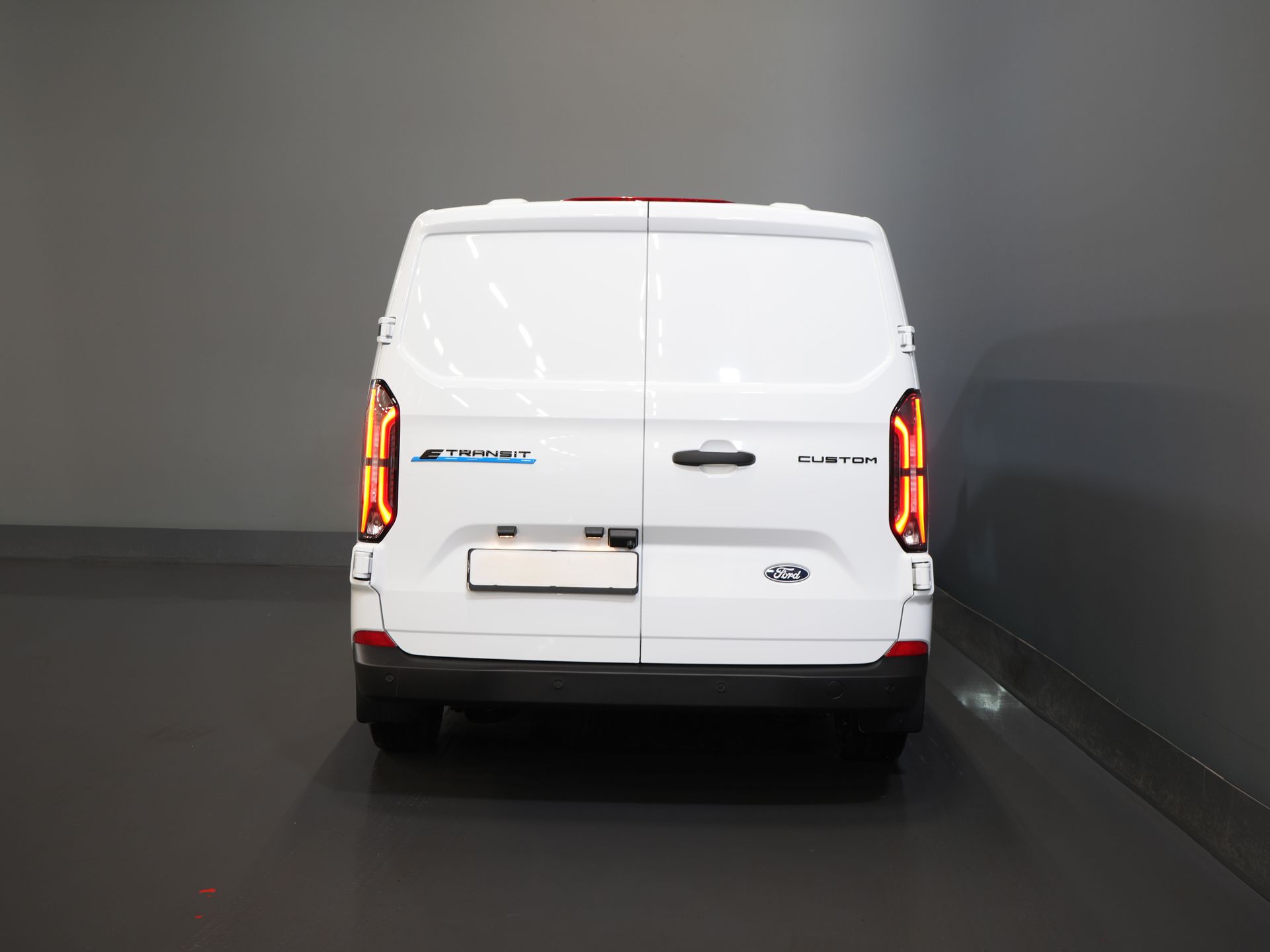 Ford E-Transit Custom Furgoneta 320 Trend 65 kWh 330 km WLTP LED/ Încărcător rapid/ 2,3 t Capacitate de remorcare/ Scaune încălzite/ Carplay/ Climatizare/ Cameră/ PDC/ Cruise control