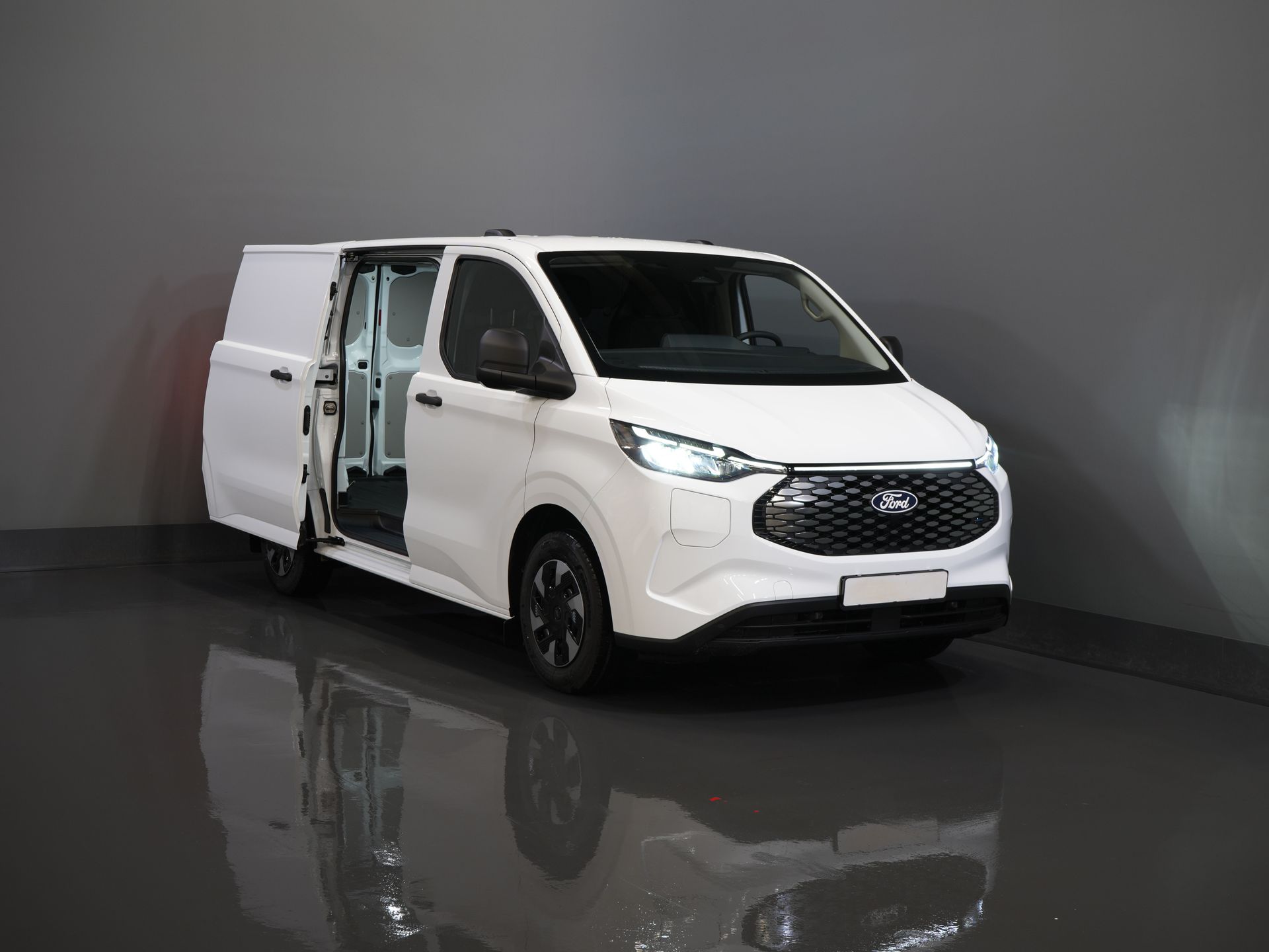 Ford E-Transit Custom Furgoneta 320 Trend 65 kWh 330 km WLTP LED/ Încărcător rapid/ 2,3 t Capacitate de remorcare/ Scaune încălzite/ Carplay/ Climatizare/ Cameră/ PDC/ Cruise control