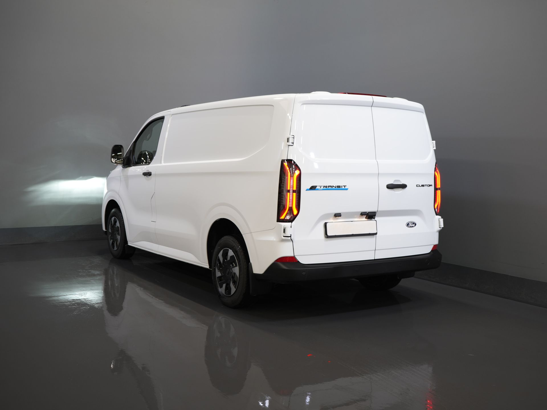 Ford E-Transit Custom Furgoneta 320 Trend 65 kWh 330 km WLTP LED/ Încărcător rapid/ 2,3 t Capacitate de remorcare/ Scaune încălzite/ Carplay/ Climatizare/ Cameră/ PDC/ Cruise control