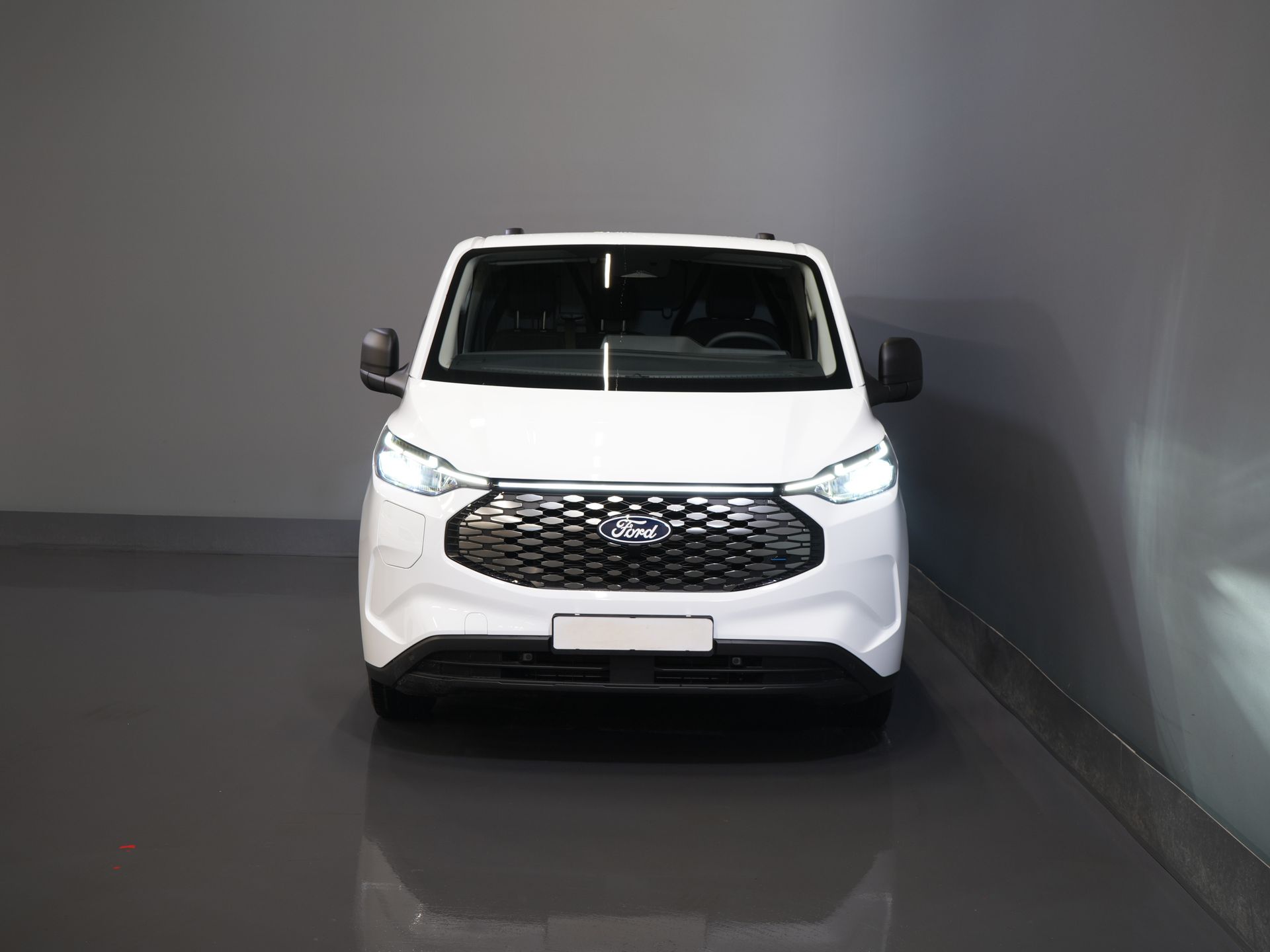 Ford E-Transit Custom Furgoneta 320 Trend 65 kWh 330 km WLTP LED/ Încărcător rapid/ 2,3 t Capacitate de remorcare/ Scaune încălzite/ Carplay/ Climatizare/ Cameră/ PDC/ Cruise control