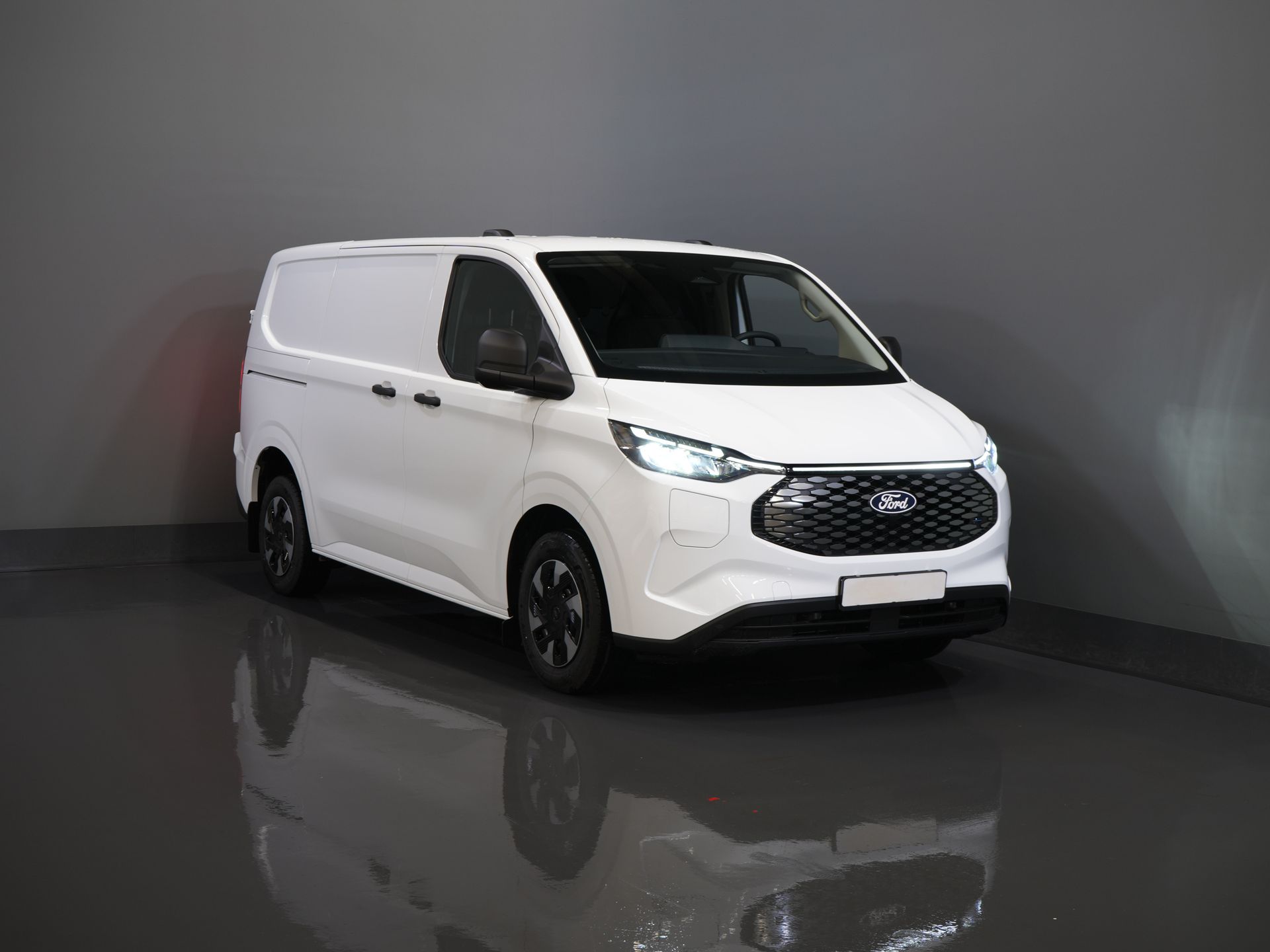Ford E-Transit Custom Furgoneta 320 Trend 65 kWh 330 km WLTP LED/ Încărcător rapid/ 2,3 t Capacitate de remorcare/ Scaune încălzite/ Carplay/ Climatizare/ Cameră/ PDC/ Cruise control