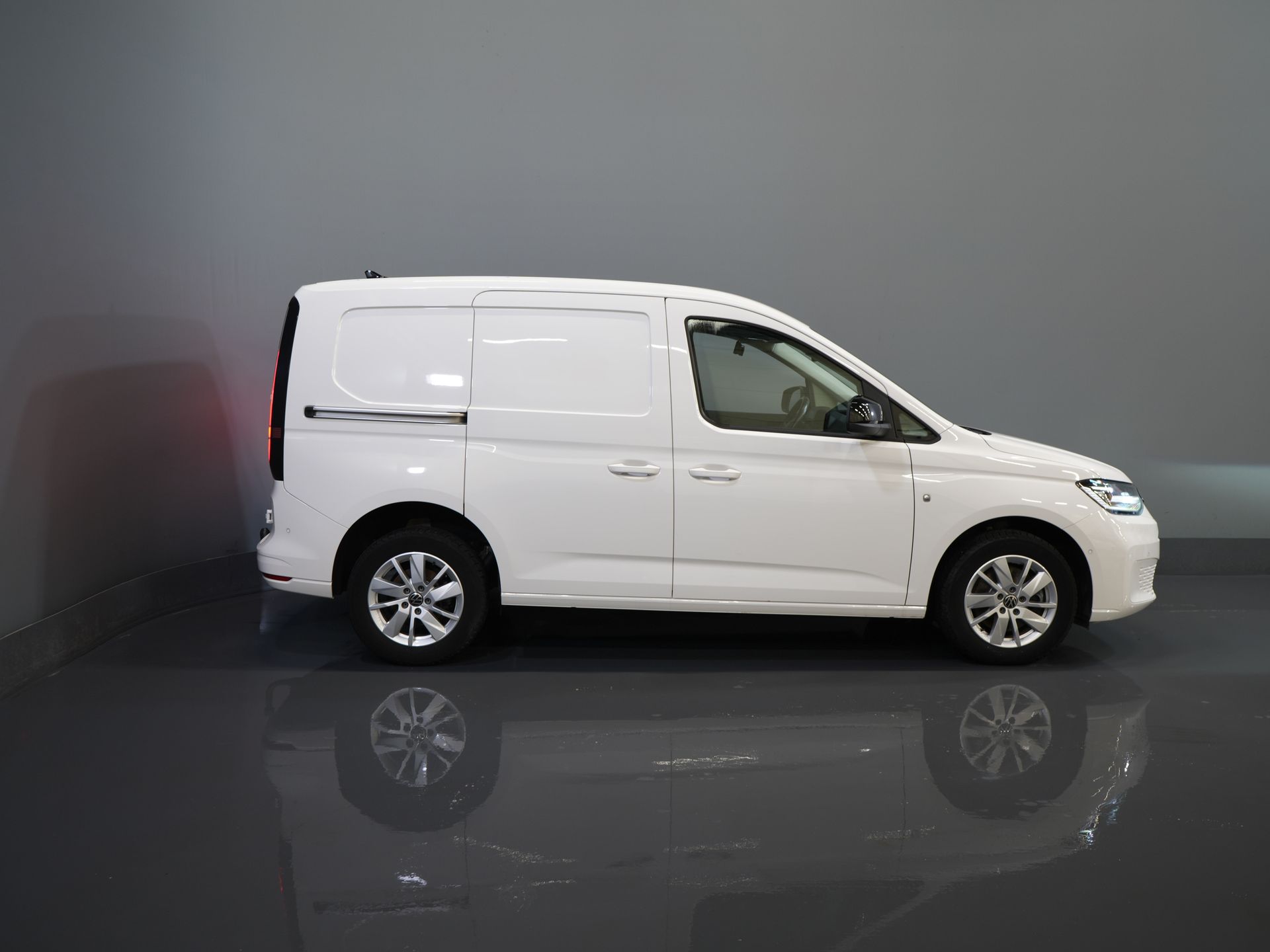 Volkswagen Caddy Cargo Van 2.0 TDI Aut. 125 CV 1ª Edición/ Adapt. Cruise/ LED/ Calefacción de pie/ Carplay/ LMV/ Gancho de remolque/ Cámara/ PDC V+A/