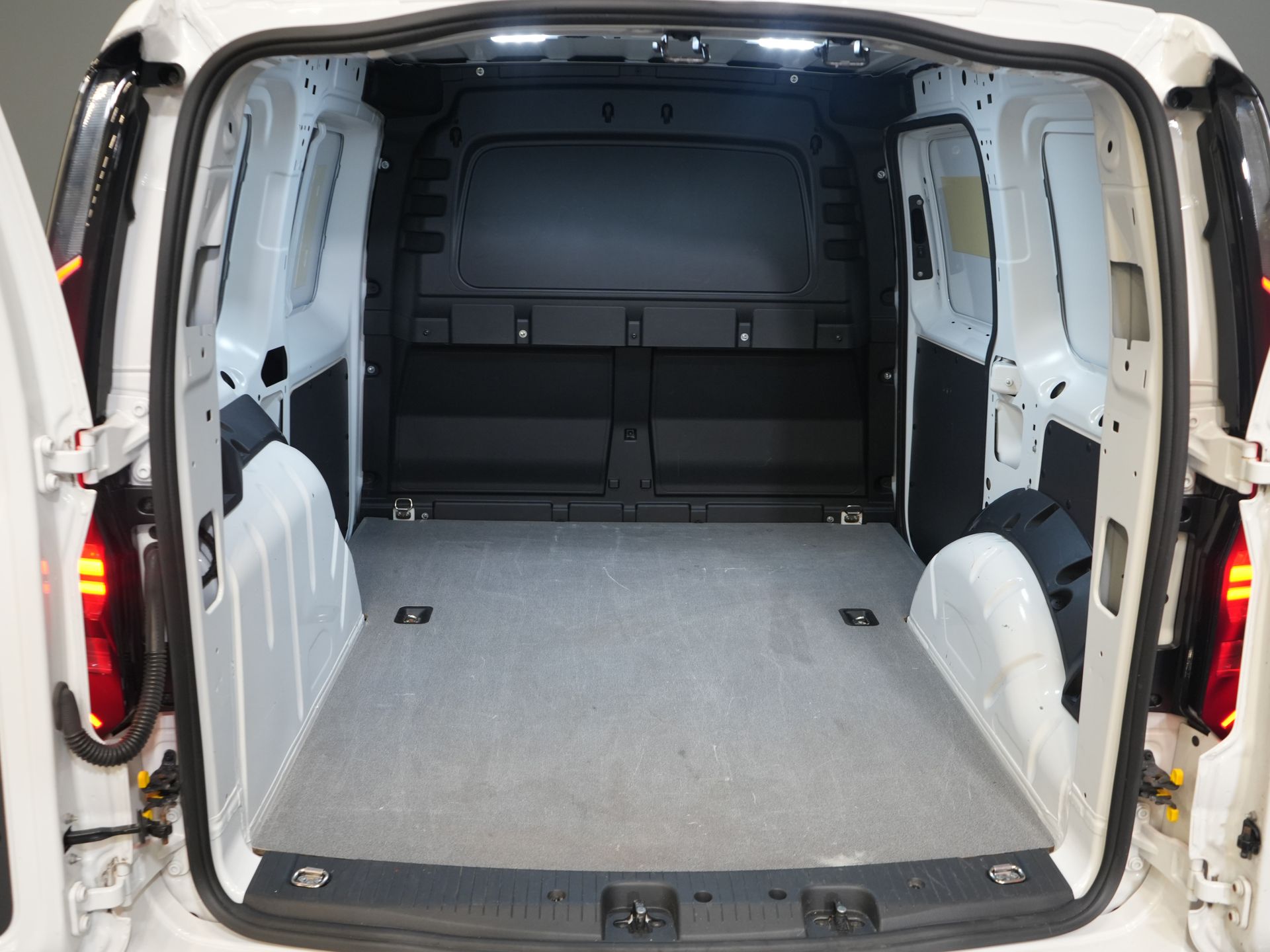 Volkswagen Caddy Cargo Van 2.0 TDI Aut. 125 CV 1ª Edición/ Adapt. Cruise/ LED/ Calefacción de pie/ Carplay/ LMV/ Gancho de remolque/ Cámara/ PDC V+A/