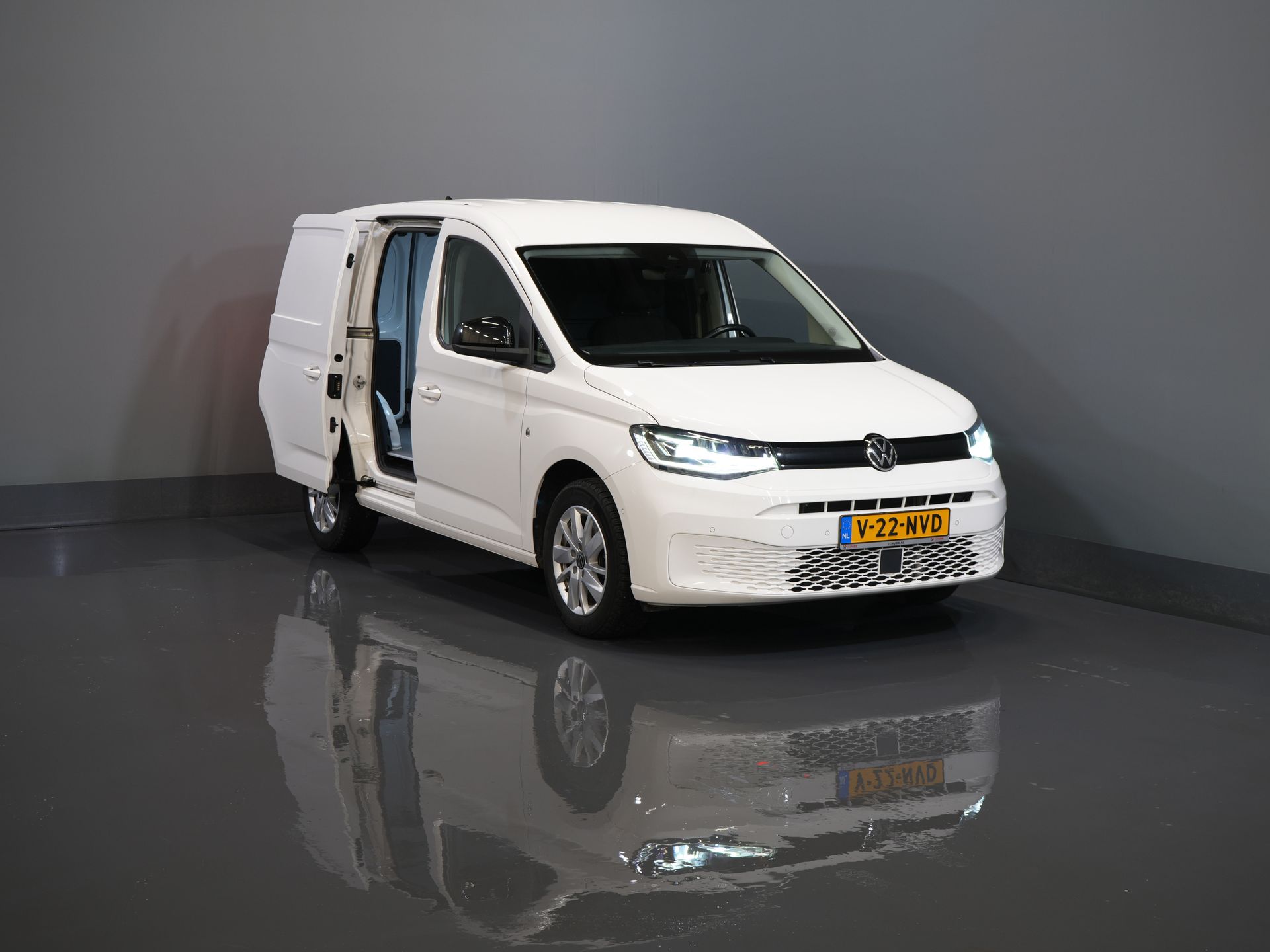 Volkswagen Caddy Cargo Van 2.0 TDI Aut. 125 CV 1ª Edición/ Adapt. Cruise/ LED/ Calefacción de pie/ Carplay/ LMV/ Gancho de remolque/ Cámara/ PDC V+A/