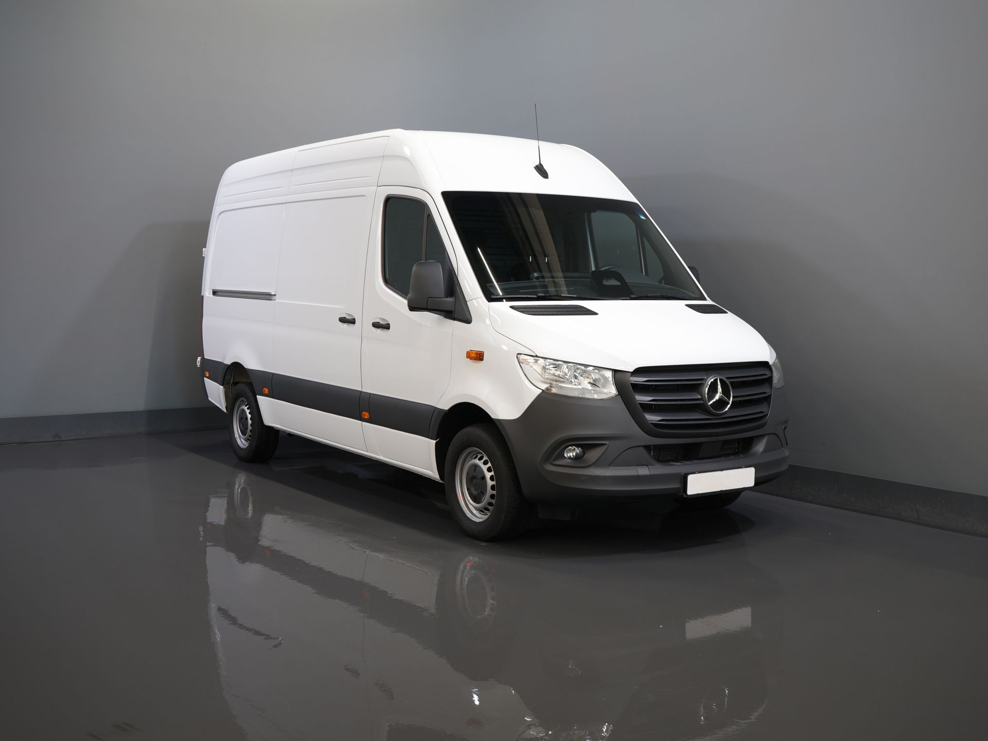 Mercedes-Benz Sprinter Van 317 CDI Aut. L2H2 BPM FREE! Elektrischer Sitz/ 270 Türen/ Sitzheizung/ Navi/ Kamera/ Cruise/ DAB
