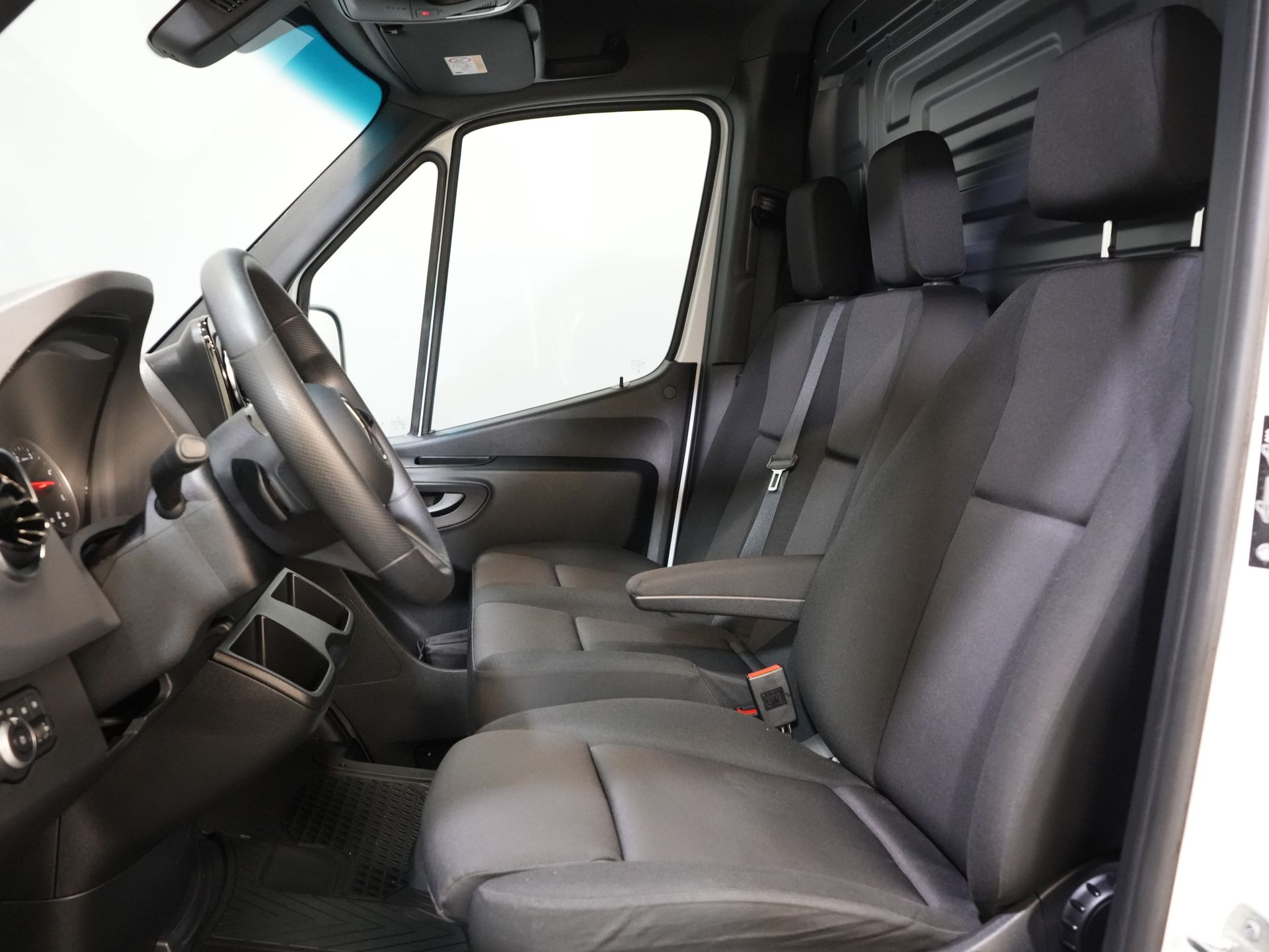 Mercedes-Benz Sprinter Van 317 CDI Aut. L2H2 BPM FREE! Elektrischer Sitz/ 270 Türen/ Sitzheizung/ Navi/ Kamera/ Cruise/ DAB