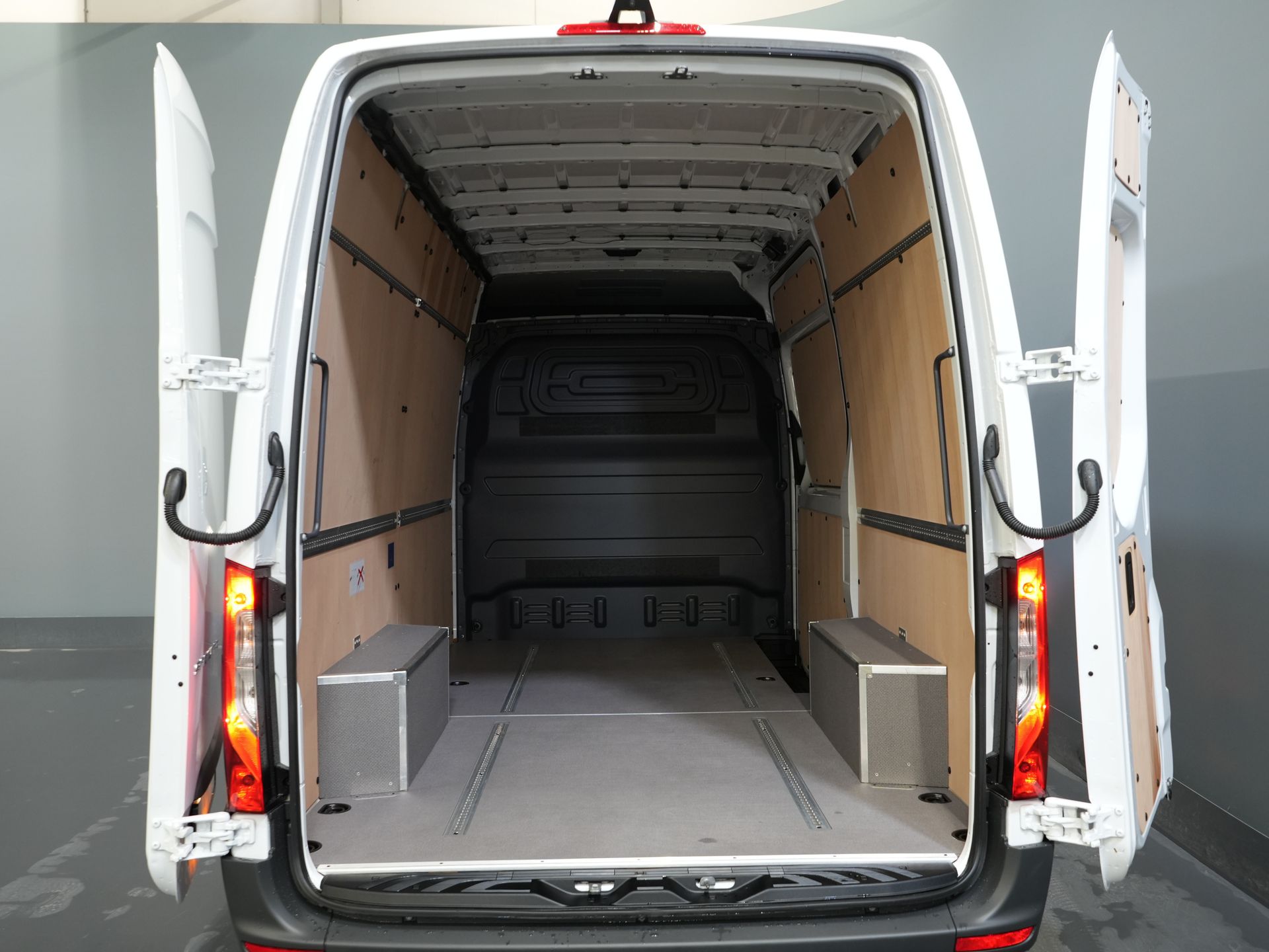 Mercedes-Benz Sprinter Van 317 CDI Aut. L2H2 BPM FREE! Elektrischer Sitz/ 270 Türen/ Sitzheizung/ Navi/ Kamera/ Cruise/ DAB