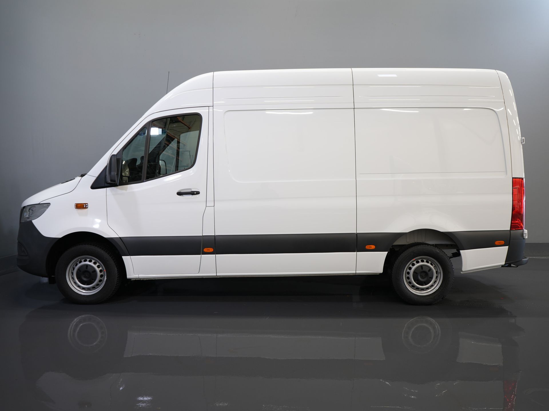 Mercedes-Benz Sprinter Van 317 CDI Aut. L2H2 BPM FREE! Elektrischer Sitz/ 270 Türen/ Sitzheizung/ Navi/ Kamera/ Cruise/ DAB