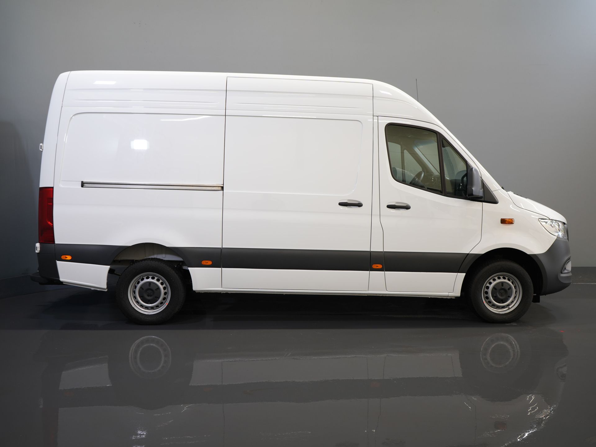 Mercedes-Benz Sprinter Van 317 CDI Aut. L2H2 BPM FREE! Elektrischer Sitz/ 270 Türen/ Sitzheizung/ Navi/ Kamera/ Cruise/ DAB