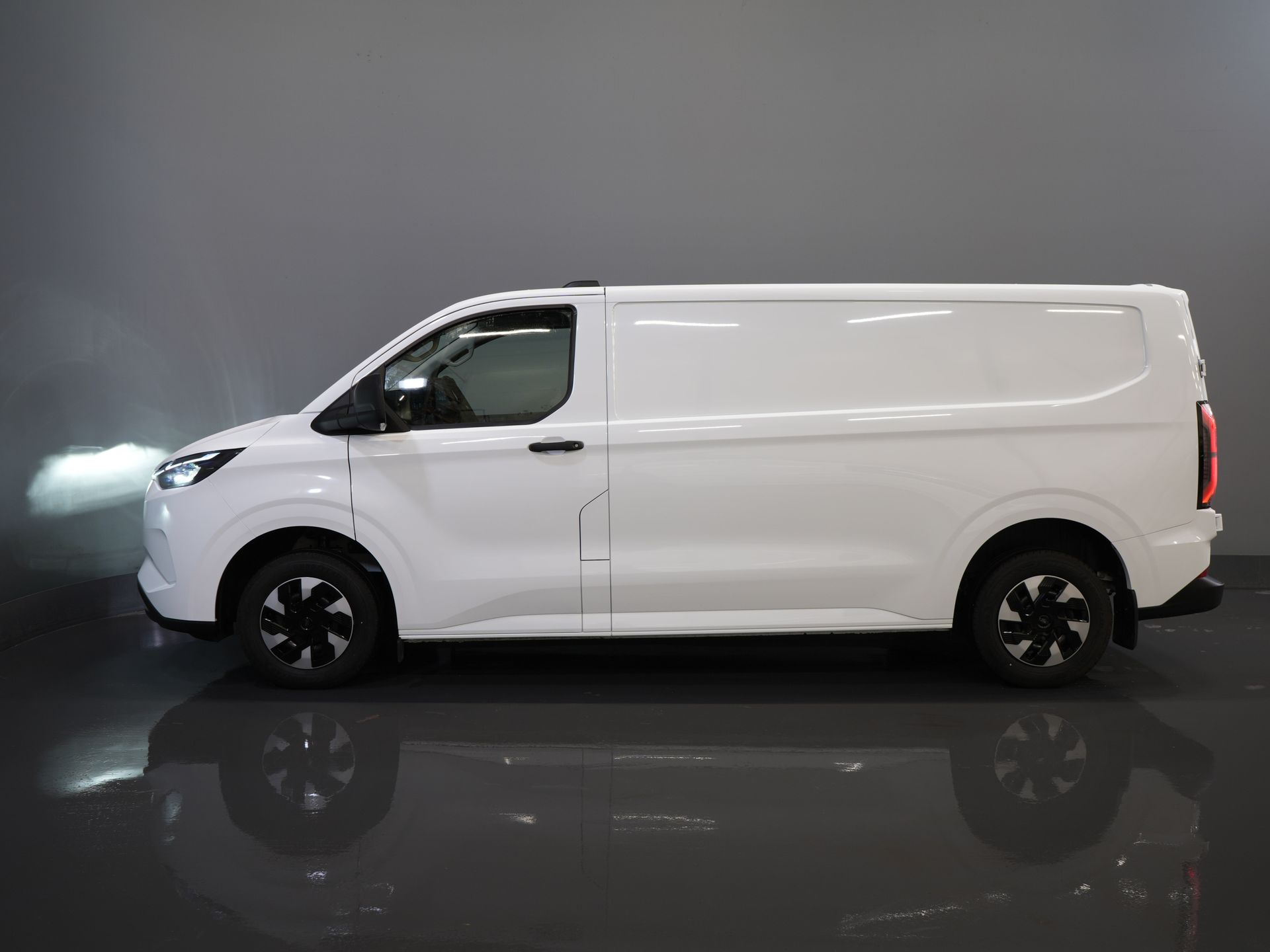 Ford E-Transit Custom Vans 65 кВт/год L2 330 км WLTP LED/ Підлоговий обігрівач/ Швидка зарядка/ 2.3т буксирний пристрій/ Carplay/ Клімат/ Камера/ PDC/ Круїз