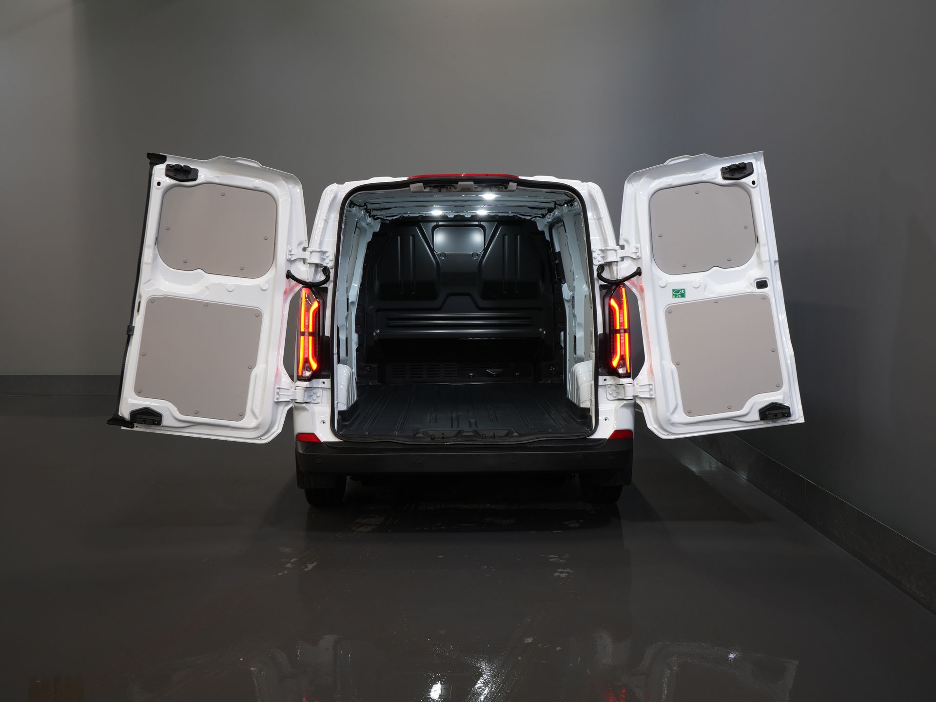 Ford E-Transit Custom Vans 65 кВт/год L2 330 км WLTP LED/ Підлоговий обігрівач/ Швидка зарядка/ 2.3т буксирний пристрій/ Carplay/ Клімат/ Камера/ PDC/ Круїз