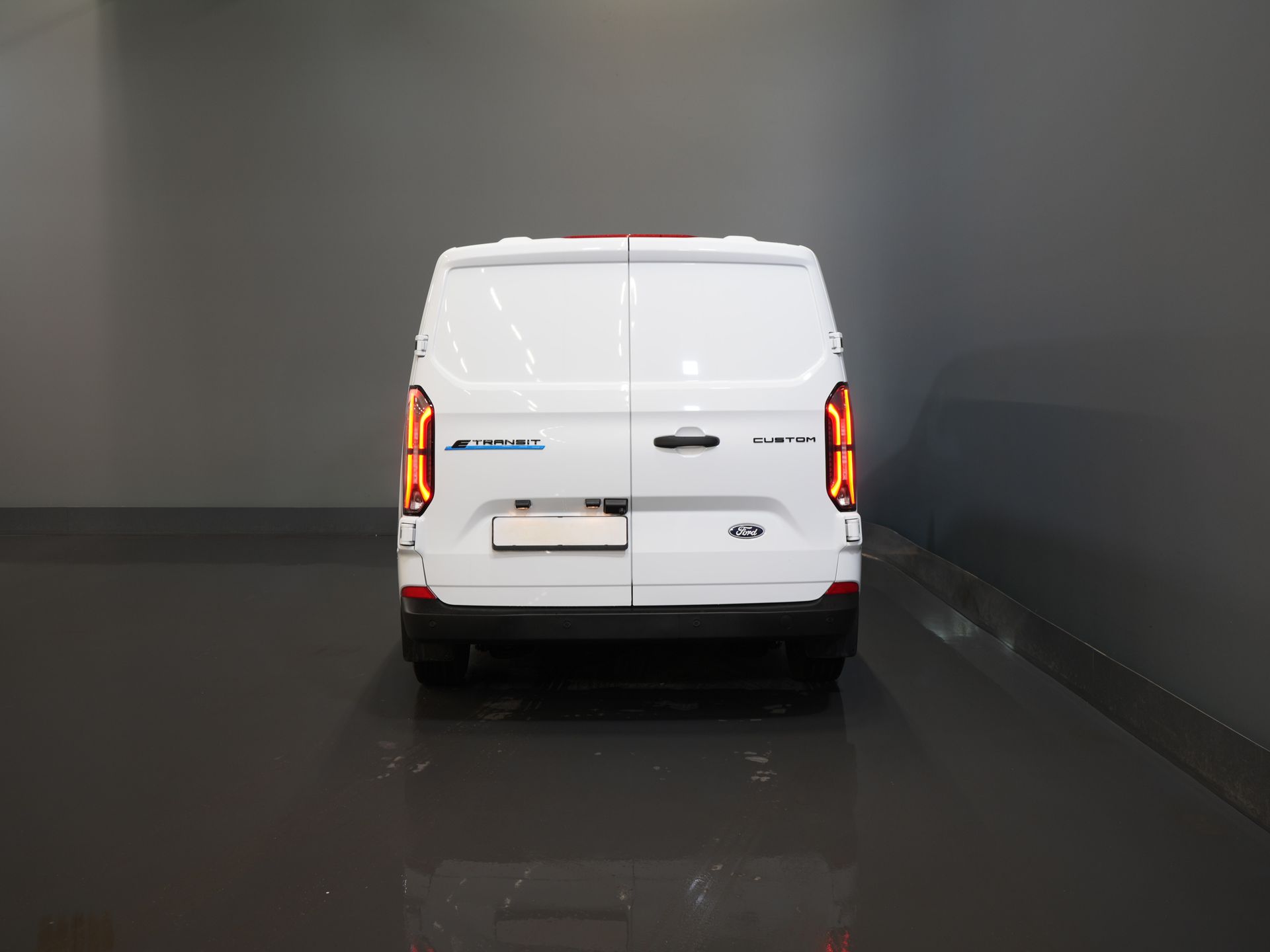 Ford E-Transit Custom Vans 65 кВт/год L2 330 км WLTP LED/ Підлоговий обігрівач/ Швидка зарядка/ 2.3т буксирний пристрій/ Carplay/ Клімат/ Камера/ PDC/ Круїз