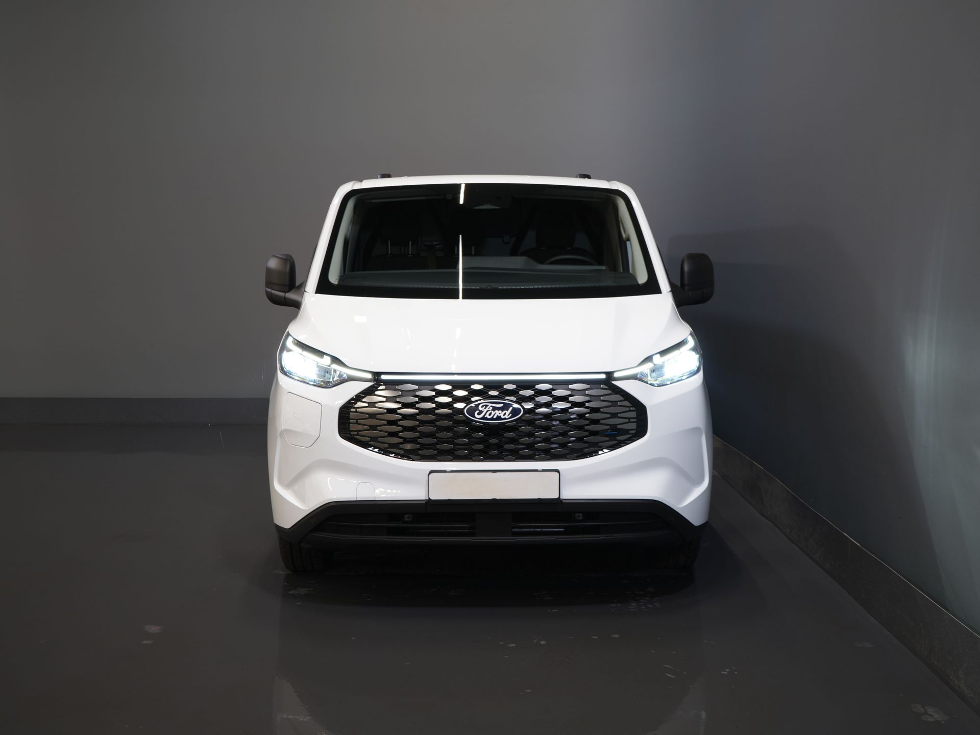 Ford E-Transit Custom Vans 65 кВт/год L2 330 км WLTP LED/ Підлоговий обігрівач/ Швидка зарядка/ 2.3т буксирний пристрій/ Carplay/ Клімат/ Камера/ PDC/ Круїз