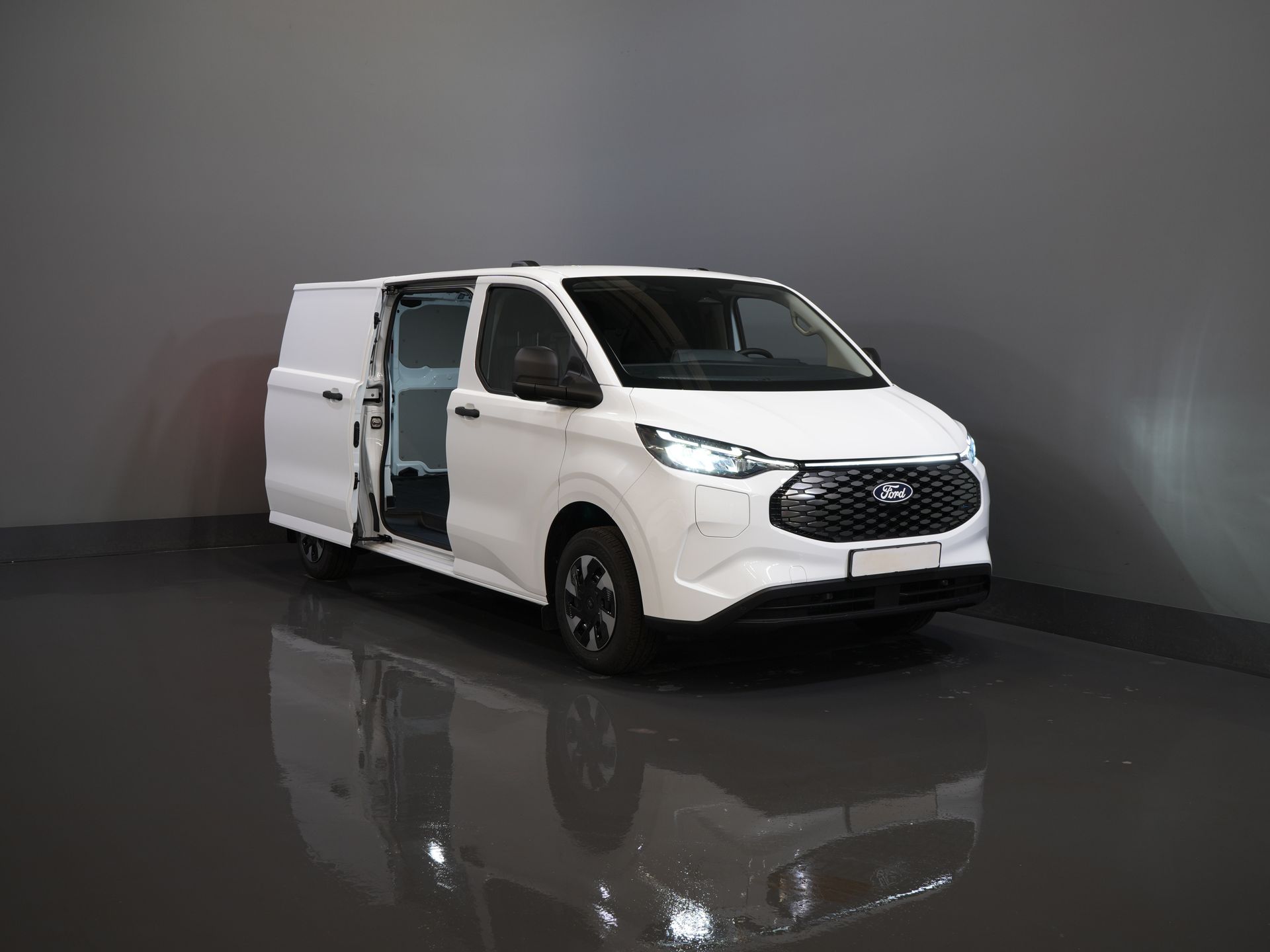 Ford E-Transit Custom Vans 65 кВт/год L2 330 км WLTP LED/ Підлоговий обігрівач/ Швидка зарядка/ 2.3т буксирний пристрій/ Carplay/ Клімат/ Камера/ PDC/ Круїз