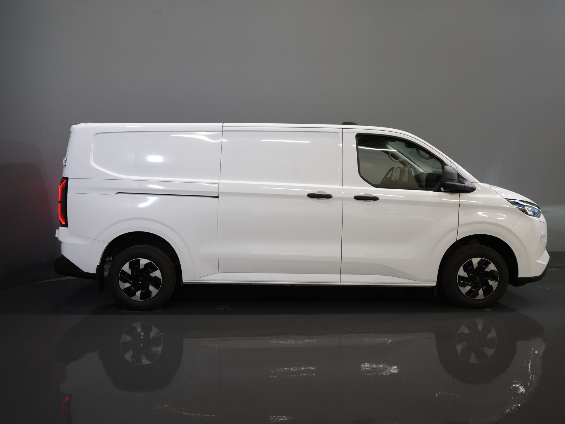 Ford E-Transit Custom Vans 65 кВт/год L2 330 км WLTP LED/ Підлоговий обігрівач/ Швидка зарядка/ 2.3т буксирний пристрій/ Carplay/ Клімат/ Камера/ PDC/ Круїз