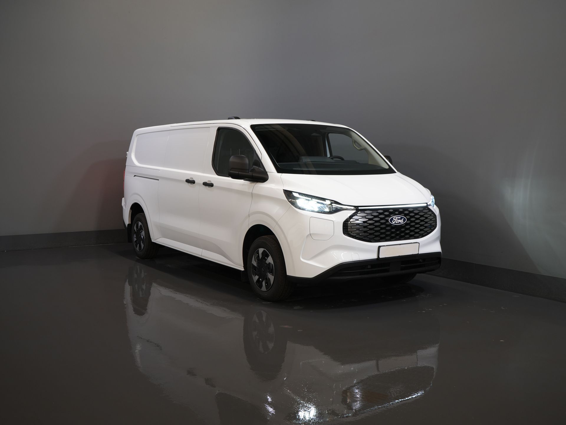 Ford E-Transit Custom Vans 65 кВт/год L2 330 км WLTP LED/ Підлоговий обігрівач/ Швидка зарядка/ 2.3т буксирний пристрій/ Carplay/ Клімат/ Камера/ PDC/ Круїз