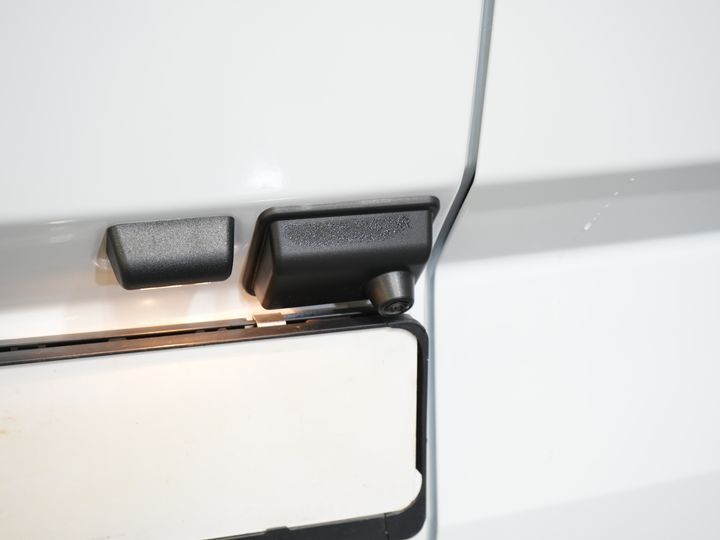 Ford E-Transit Custom Vans 65 кВт/год L2 330 км WLTP LED/ Підлоговий обігрівач/ Швидка зарядка/ 2.3т буксирний пристрій/ Carplay/ Клімат/ Камера/ PDC/ Круїз