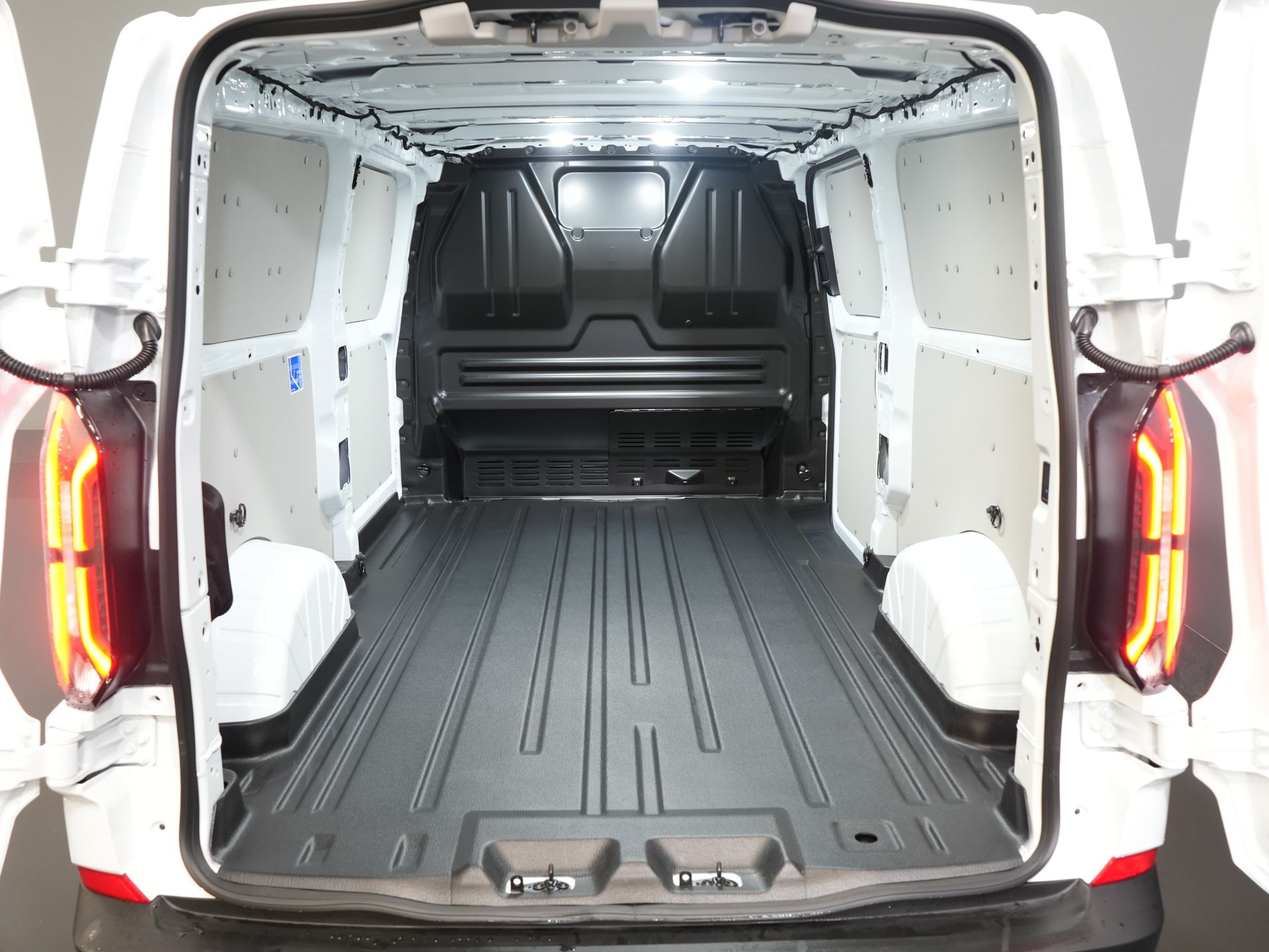 Ford E-Transit Custom Vans 65 кВт/год L2 330 км WLTP LED/ Підлоговий обігрівач/ Швидка зарядка/ 2.3т буксирний пристрій/ Carplay/ Клімат/ Камера/ PDC/ Круїз
