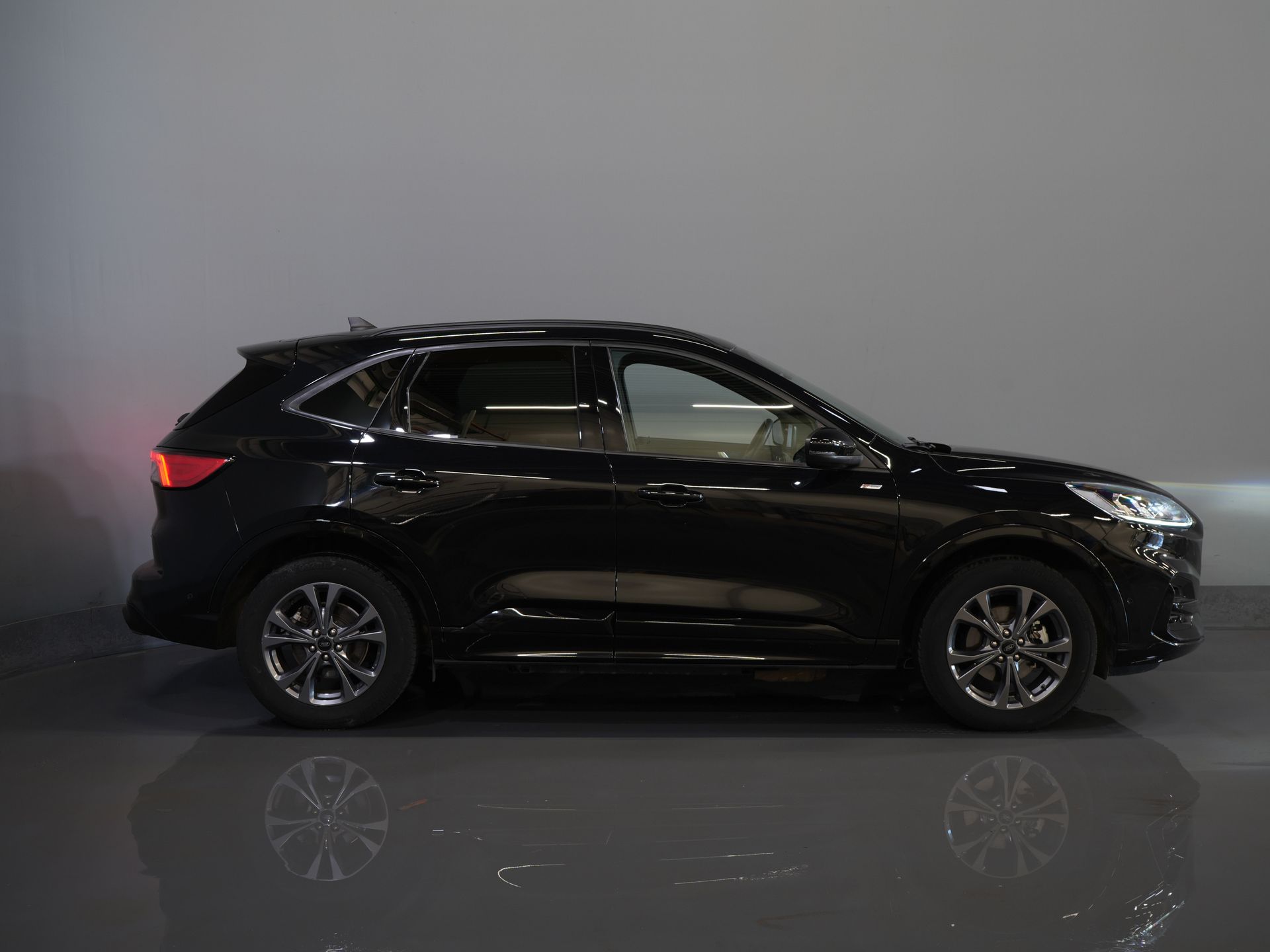 Ford Kuga SUV 2.5 PHEV 225 к.с. ST-Line LED/ Head-Up/ Adapt.cruise/ Keyless/ Elek.flap/ Stoelverw/ Steeringverw./ Carplay/ Navi/ Climate/ PDC