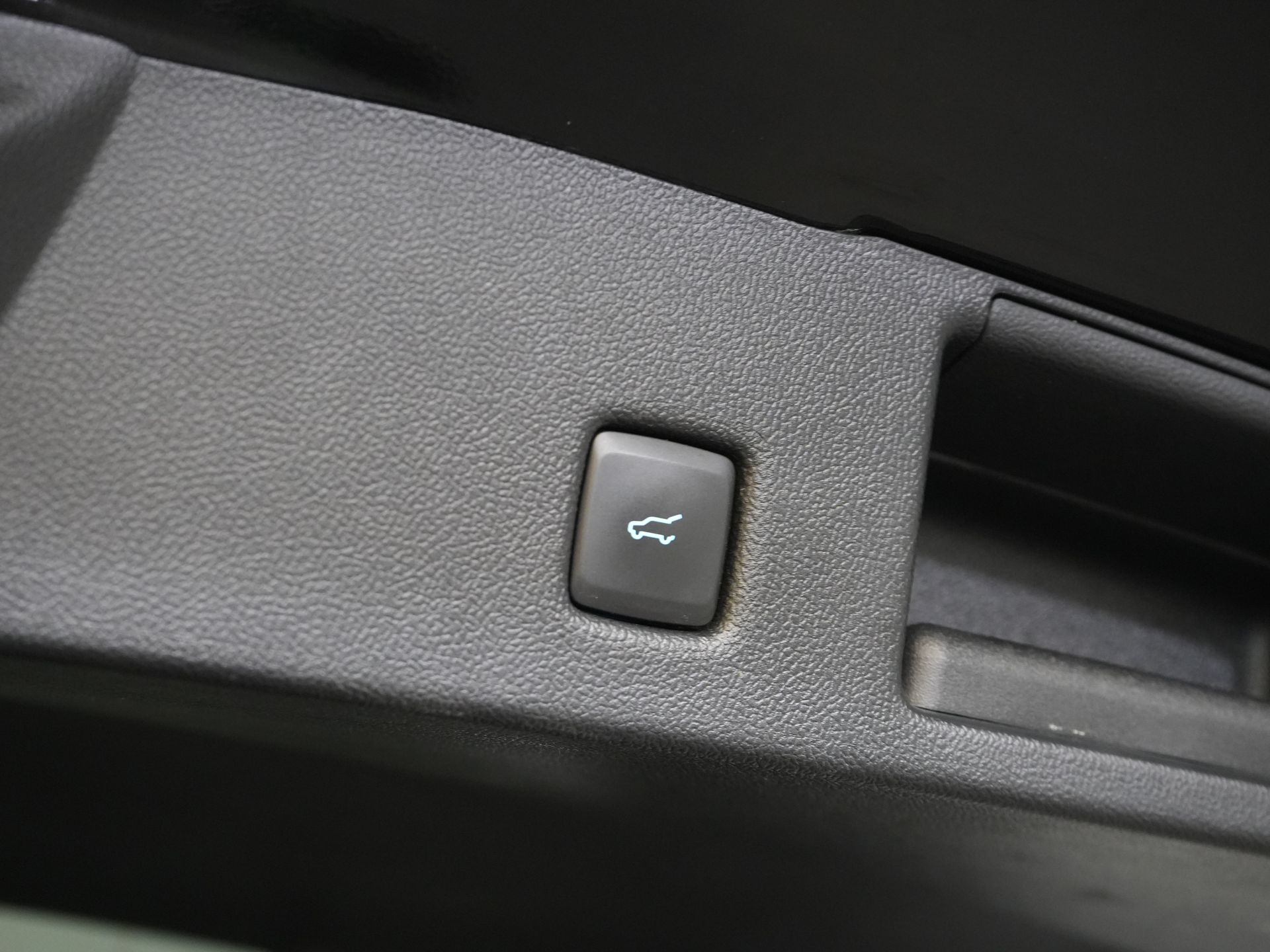 Ford Kuga SUV 2.5 PHEV 225 к.с. ST-Line LED/ Head-Up/ Adapt.cruise/ Keyless/ Elek.flap/ Stoelverw/ Steeringverw./ Carplay/ Navi/ Climate/ PDC