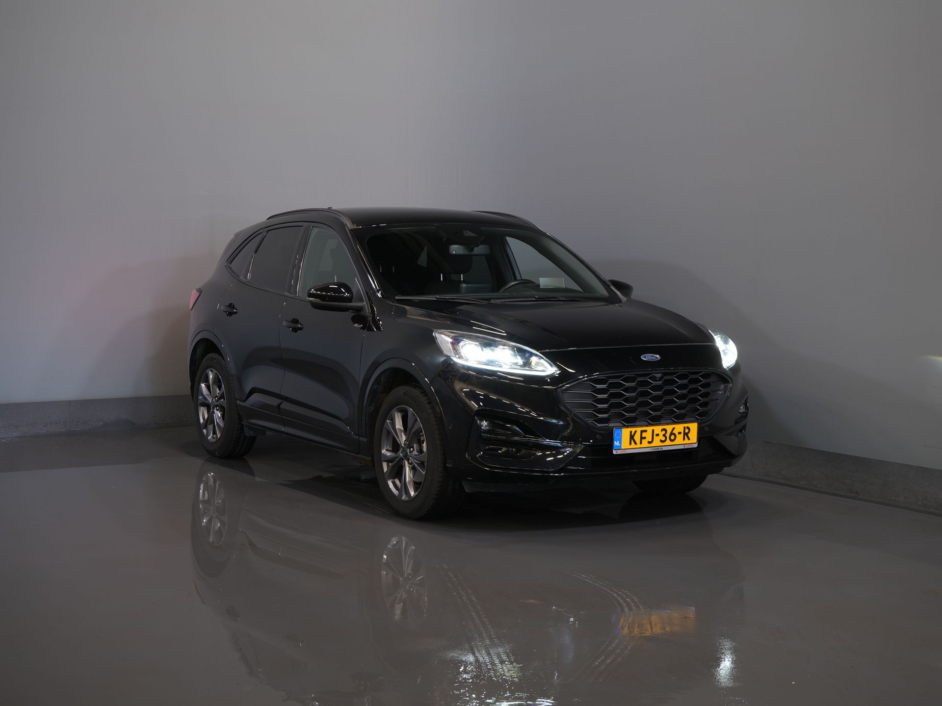 Ford Kuga SUV 2.5 PHEV 225 к.с. ST-Line LED/ Head-Up/ Adapt.cruise/ Keyless/ Elek.flap/ Stoelverw/ Steeringverw./ Carplay/ Navi/ Climate/ PDC