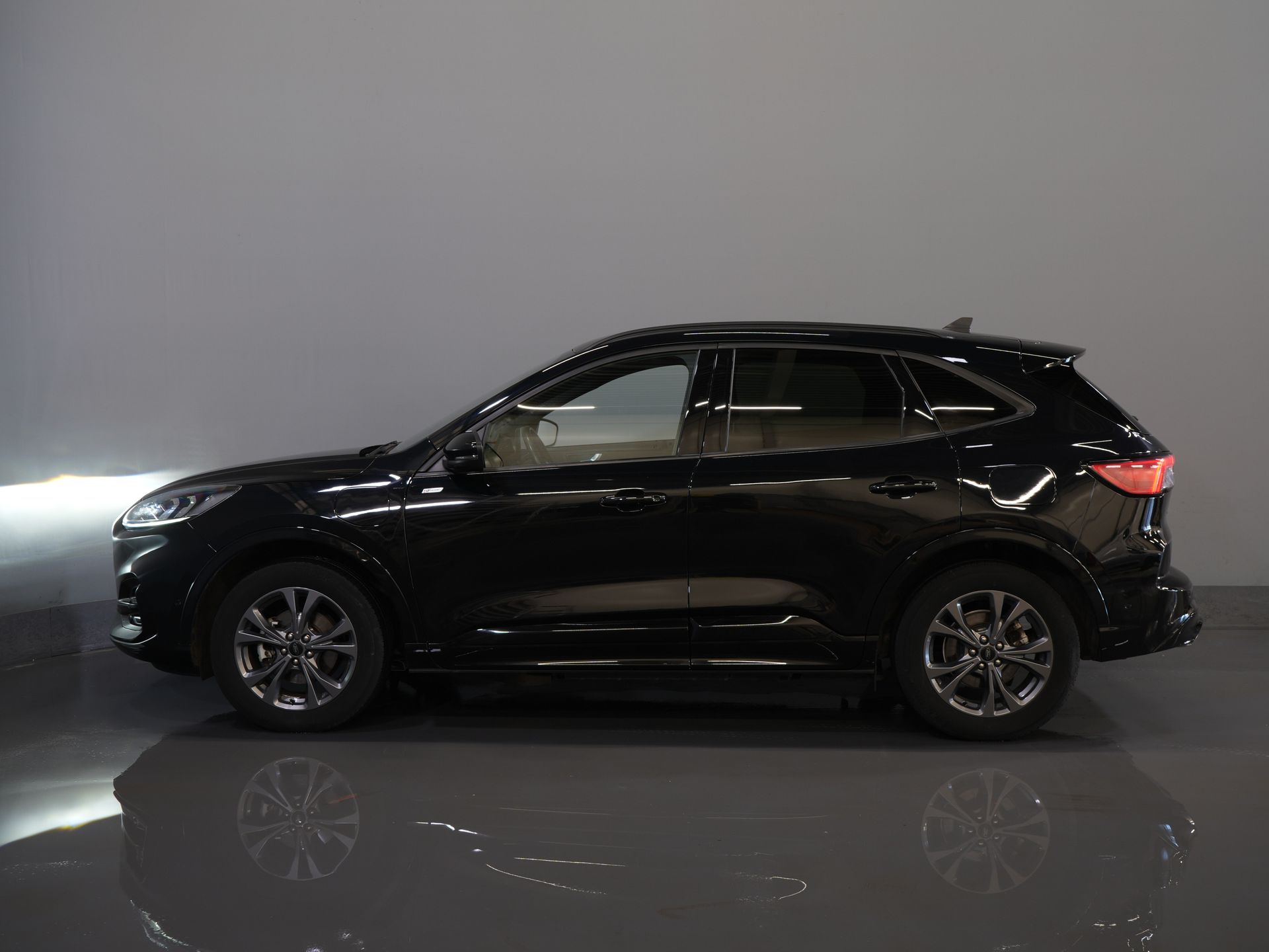 Ford Kuga SUV 2.5 PHEV 225 к.с. ST-Line LED/ Head-Up/ Adapt.cruise/ Keyless/ Elek.flap/ Stoelverw/ Steeringverw./ Carplay/ Navi/ Climate/ PDC