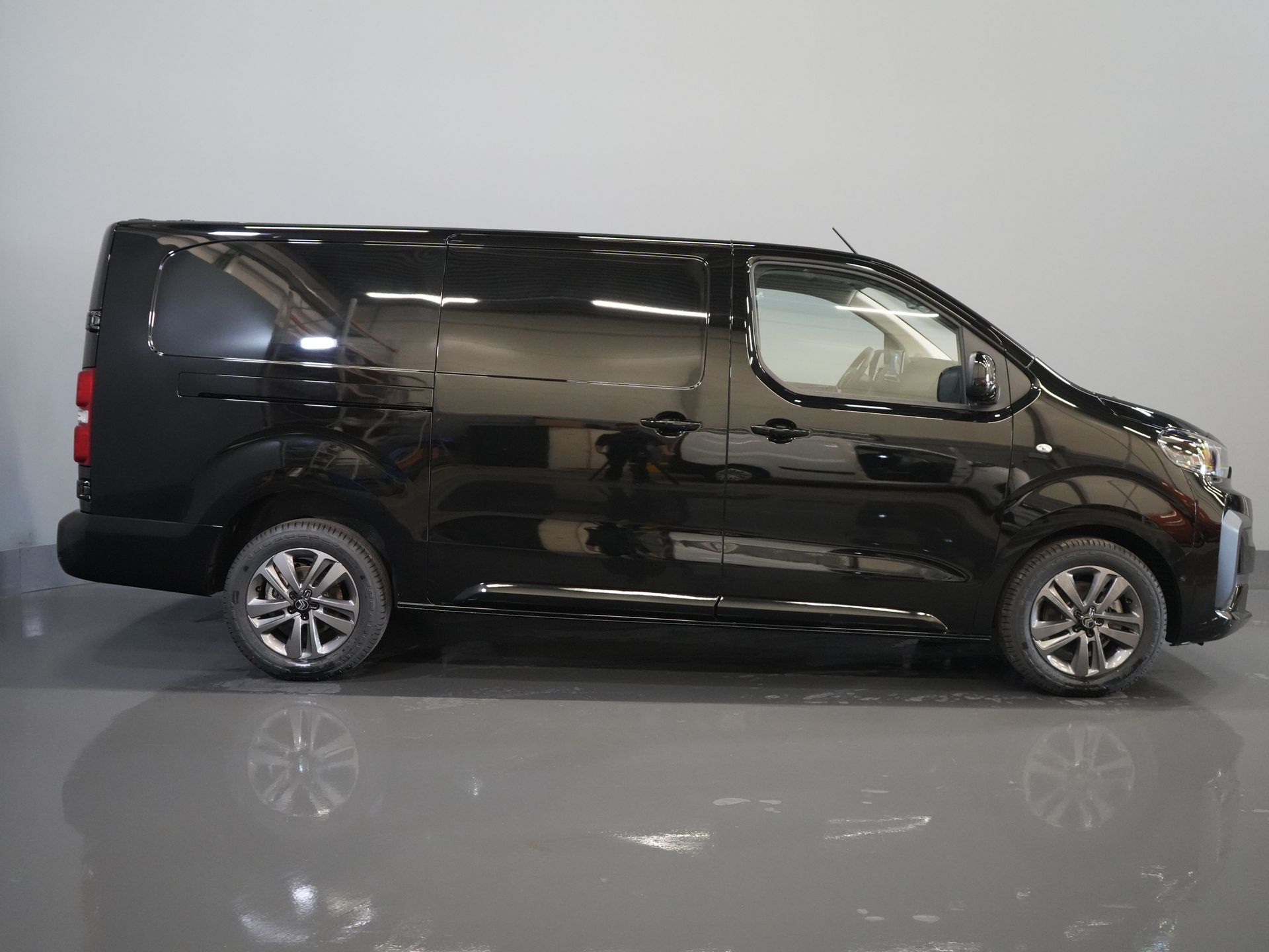 Citroën Jumpy Van 2.0 HDI 180 hp Aut. L3 BPM FREE! LED/ Virtual cockpit/ Steering wheel/ Navi/ Carplay/ Camera/ Climate/ PDC/ LMV/ Cruise